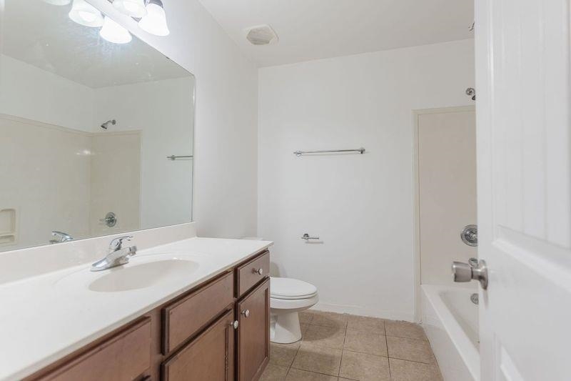 1105 W OLD HEARTHSTONE CIR