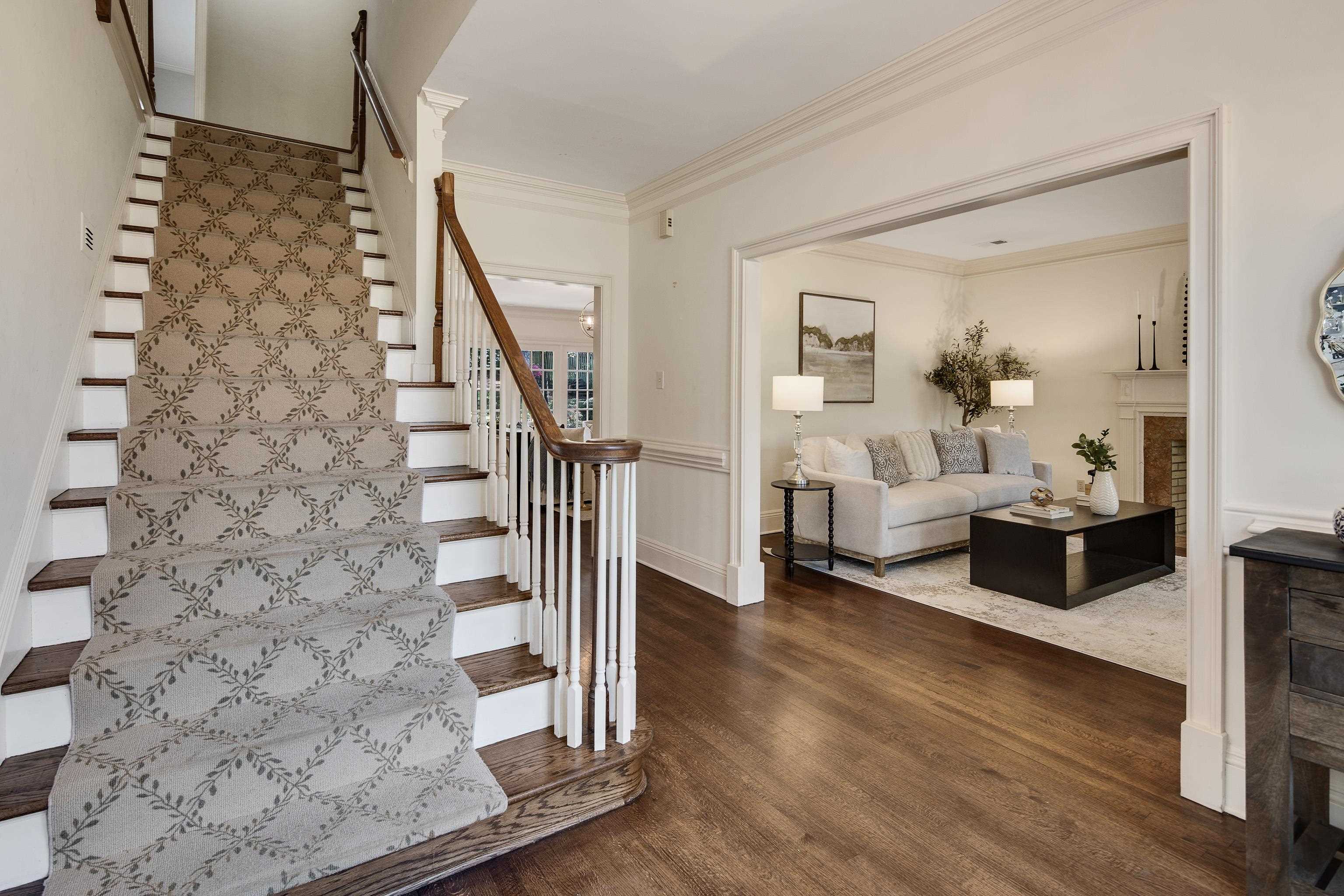 8462 WOODLANE DR