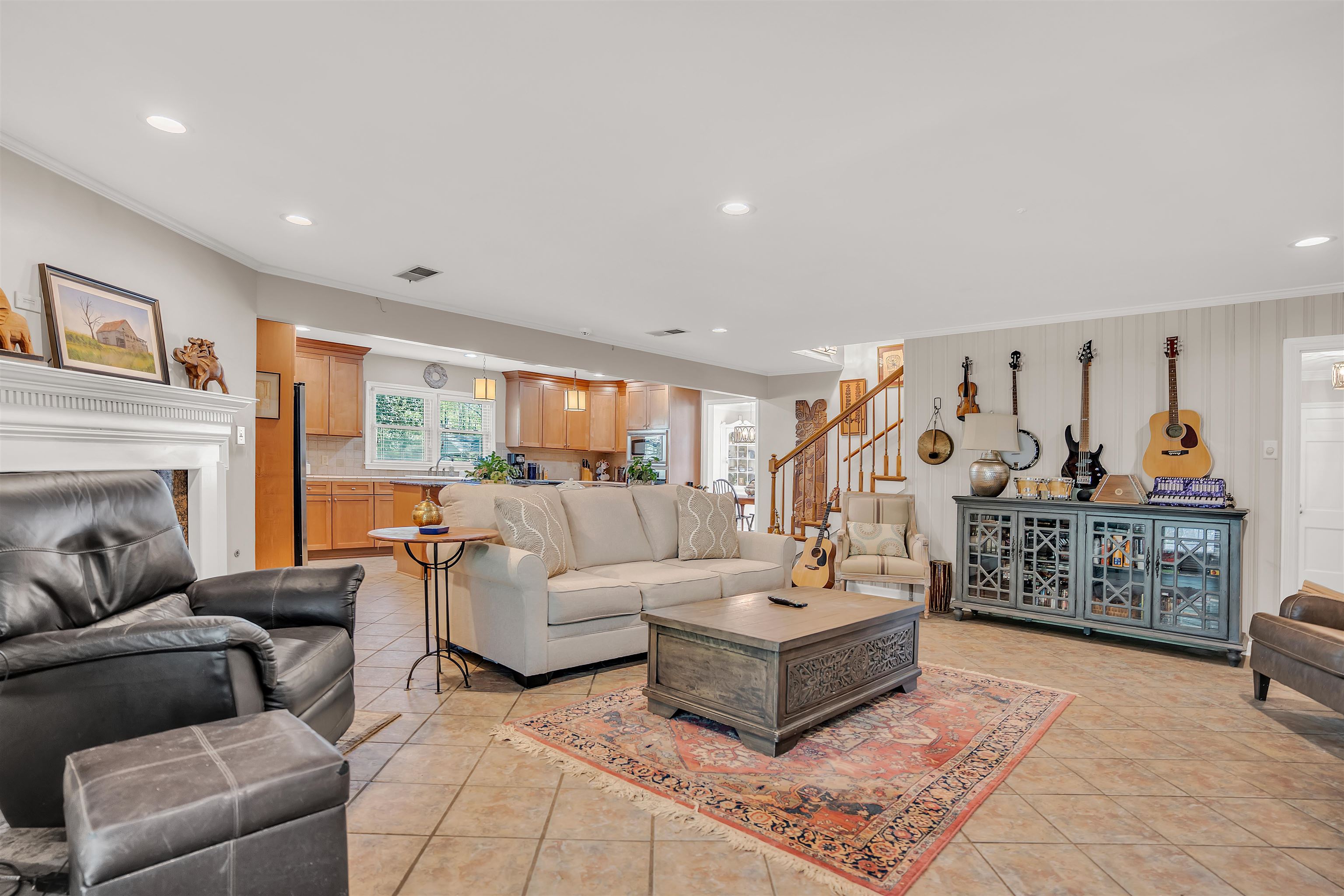 1301 E ROLLING OAKS DR