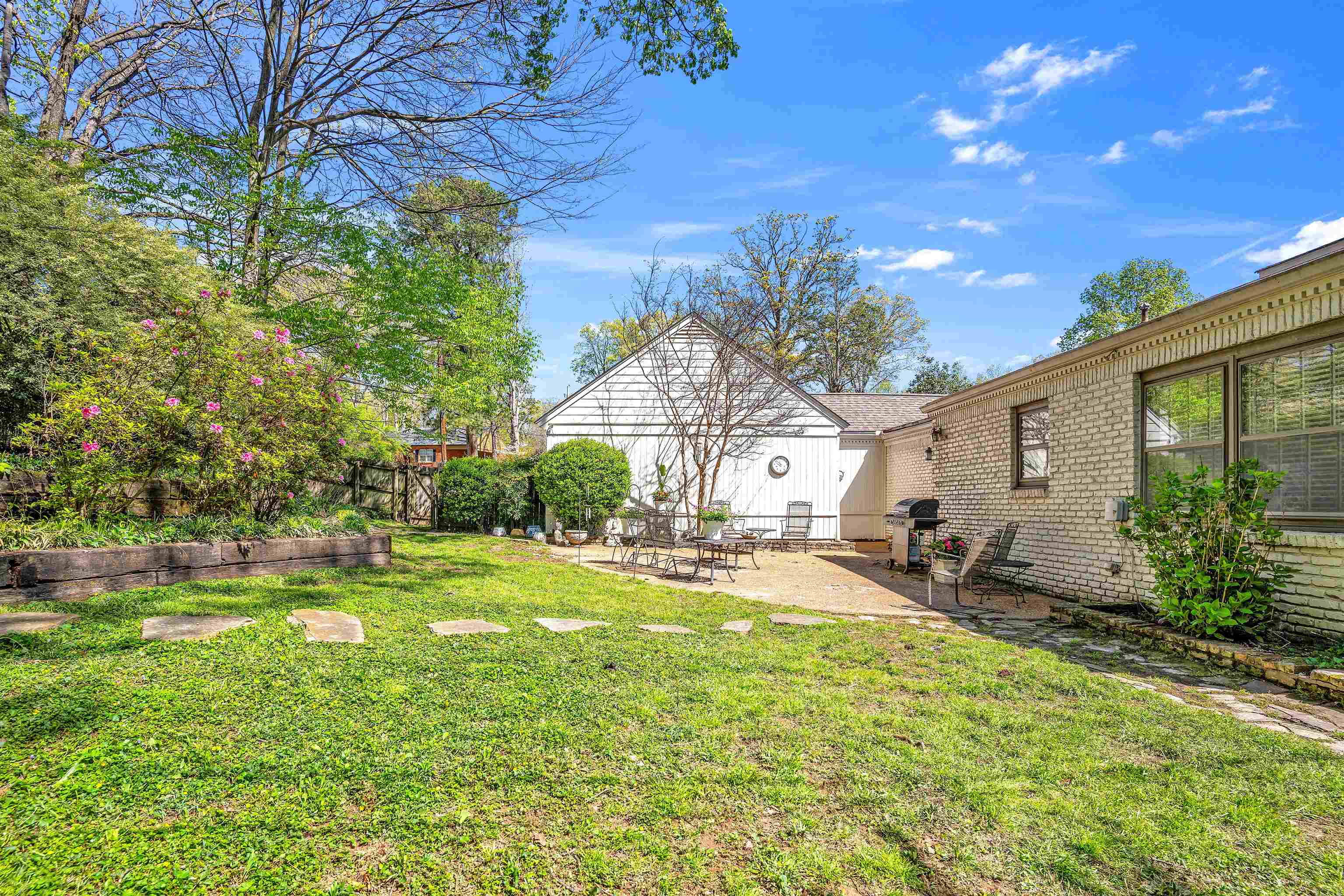 1301 E ROLLING OAKS DR