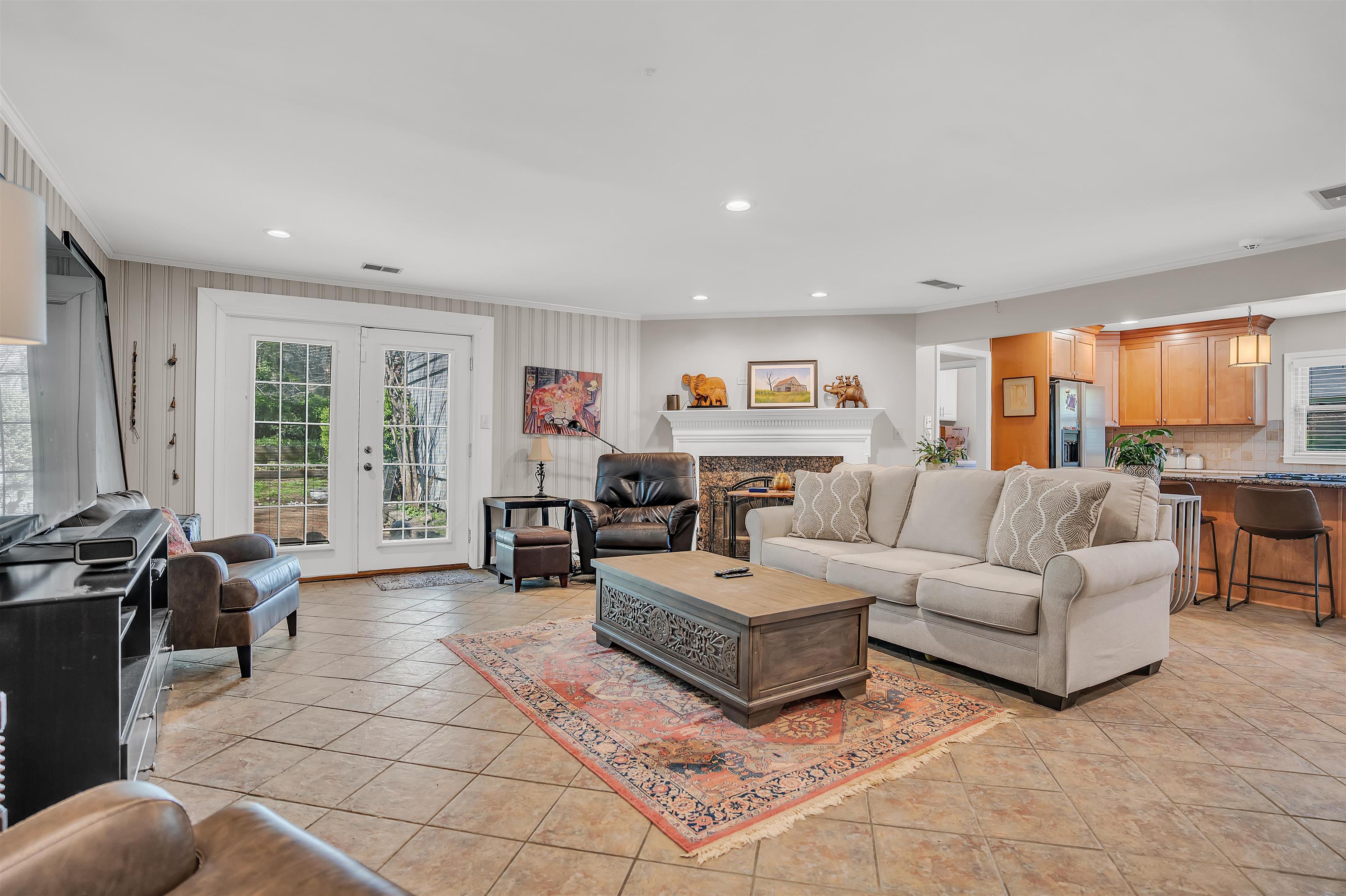 1301 E ROLLING OAKS DR