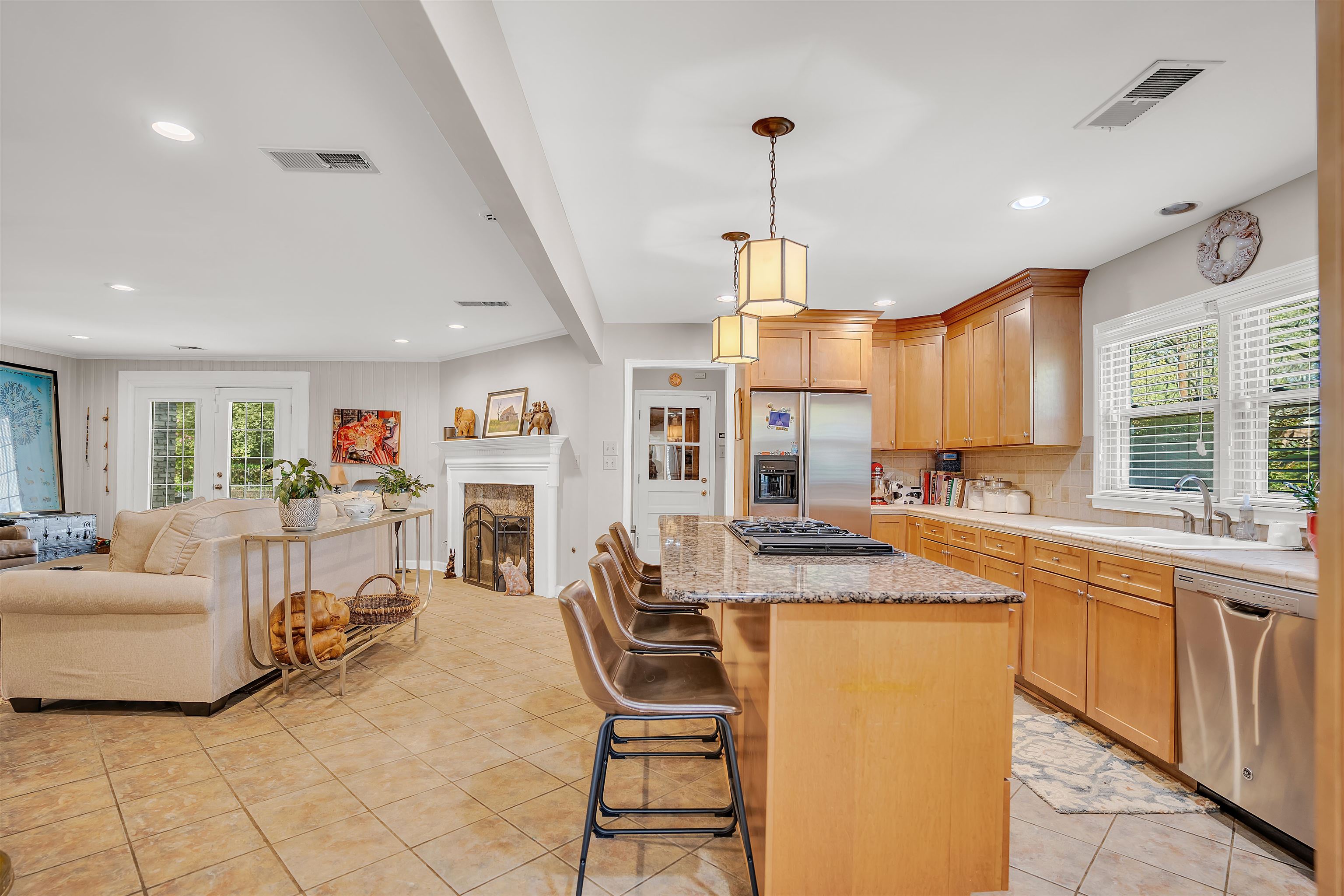1301 E ROLLING OAKS DR