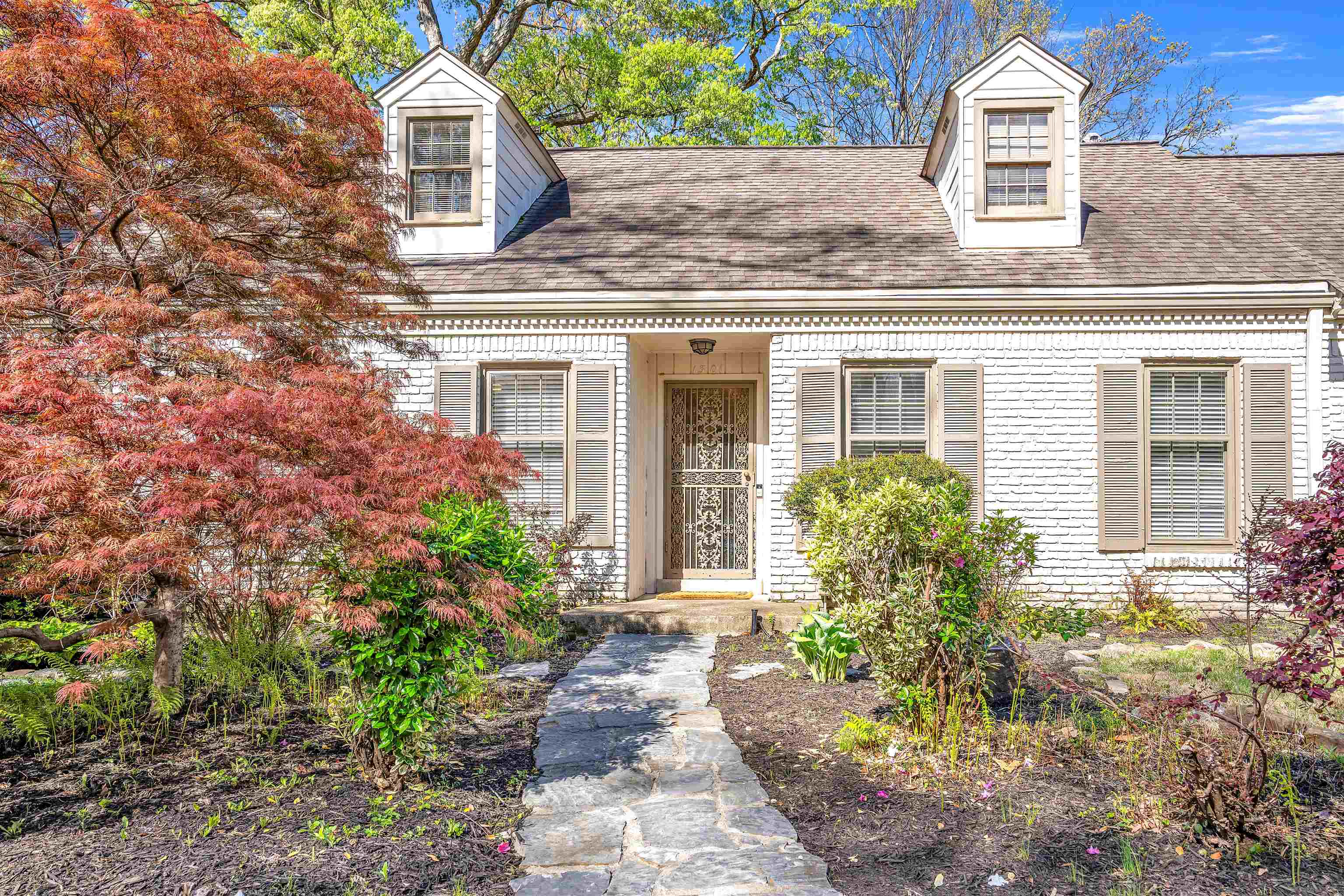 1301 E ROLLING OAKS DR