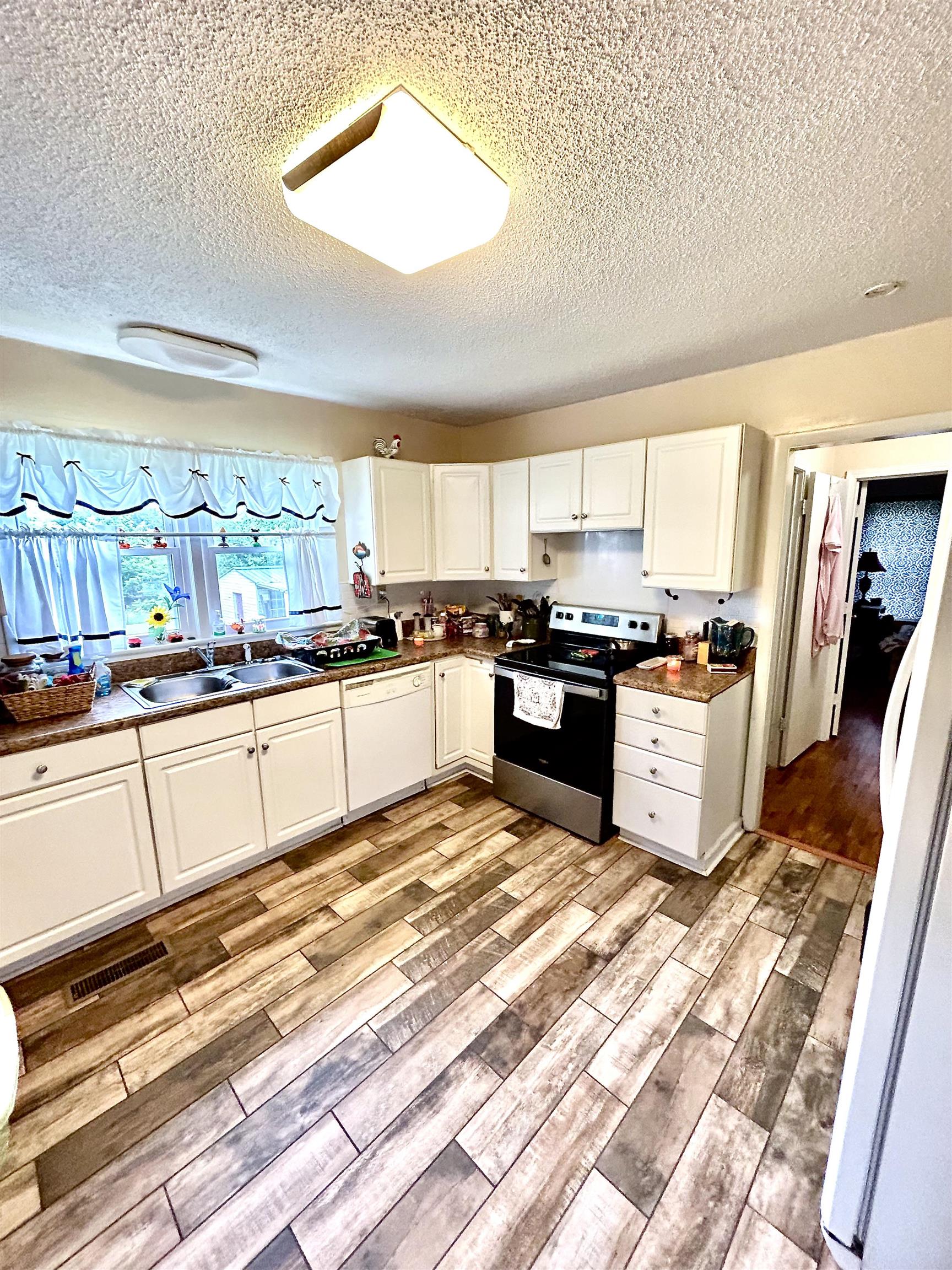 3090 MECKLINBURG DR