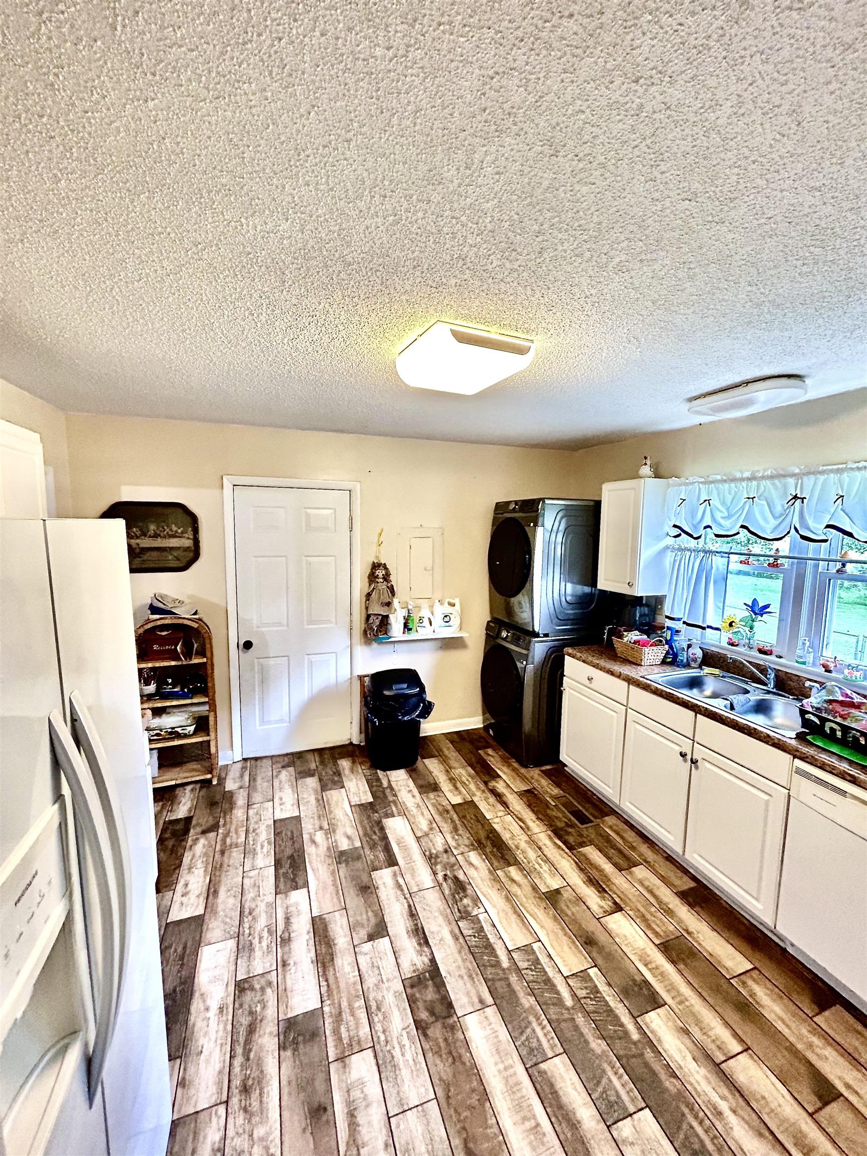 3090 MECKLINBURG DR