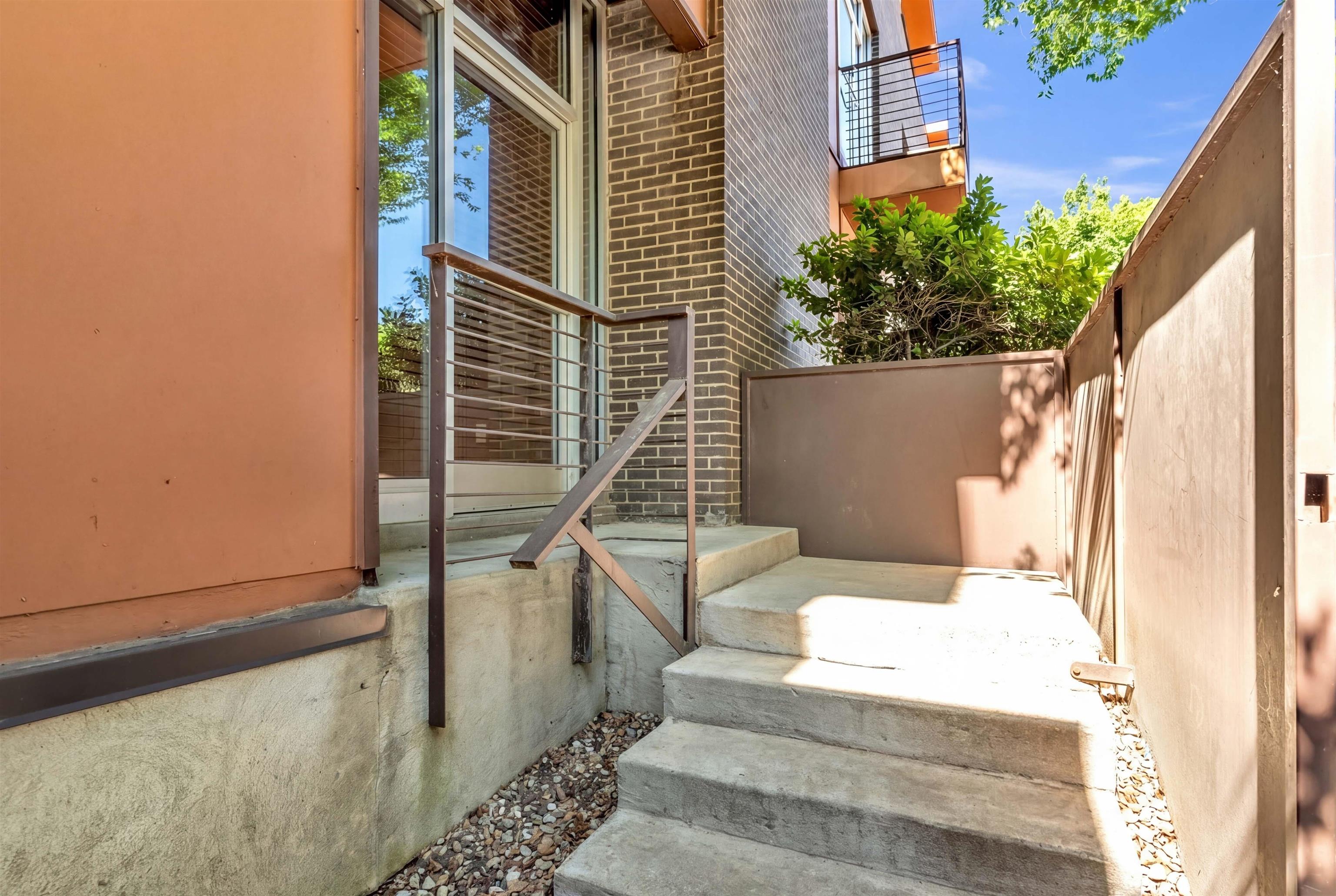 437 MONROE AVE Unit: 105