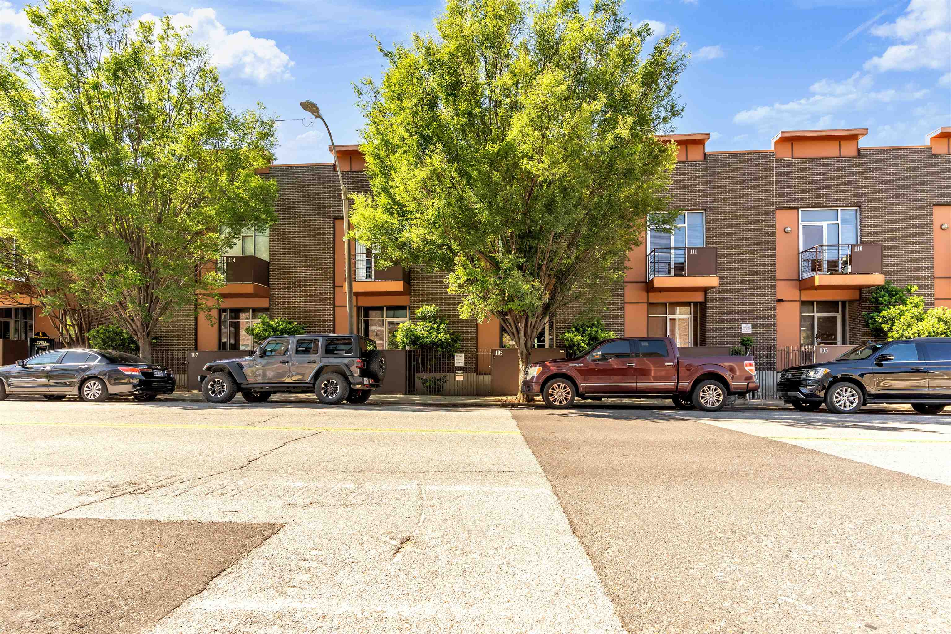 437 MONROE AVE Unit: 105