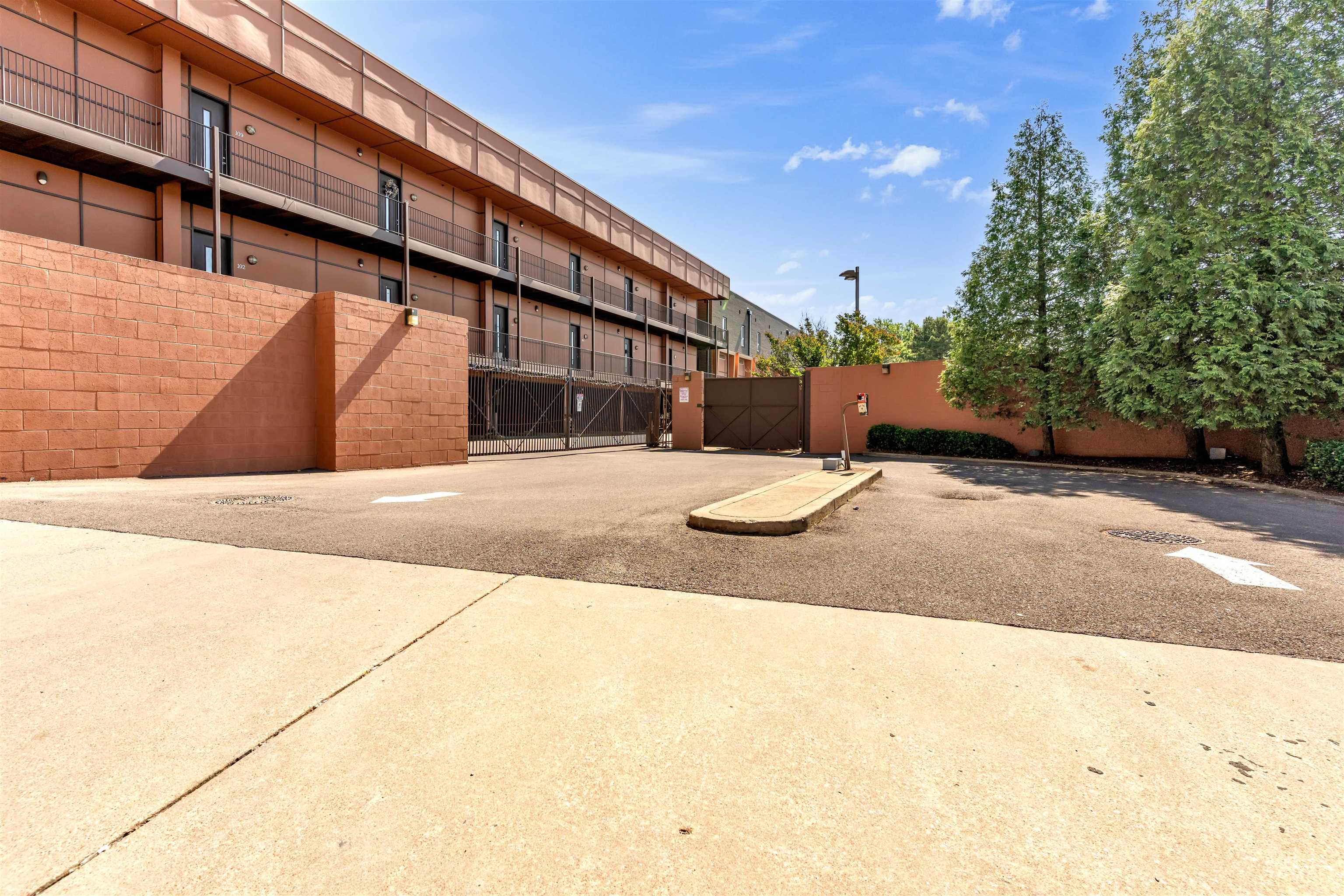 437 MONROE AVE Unit: 105
