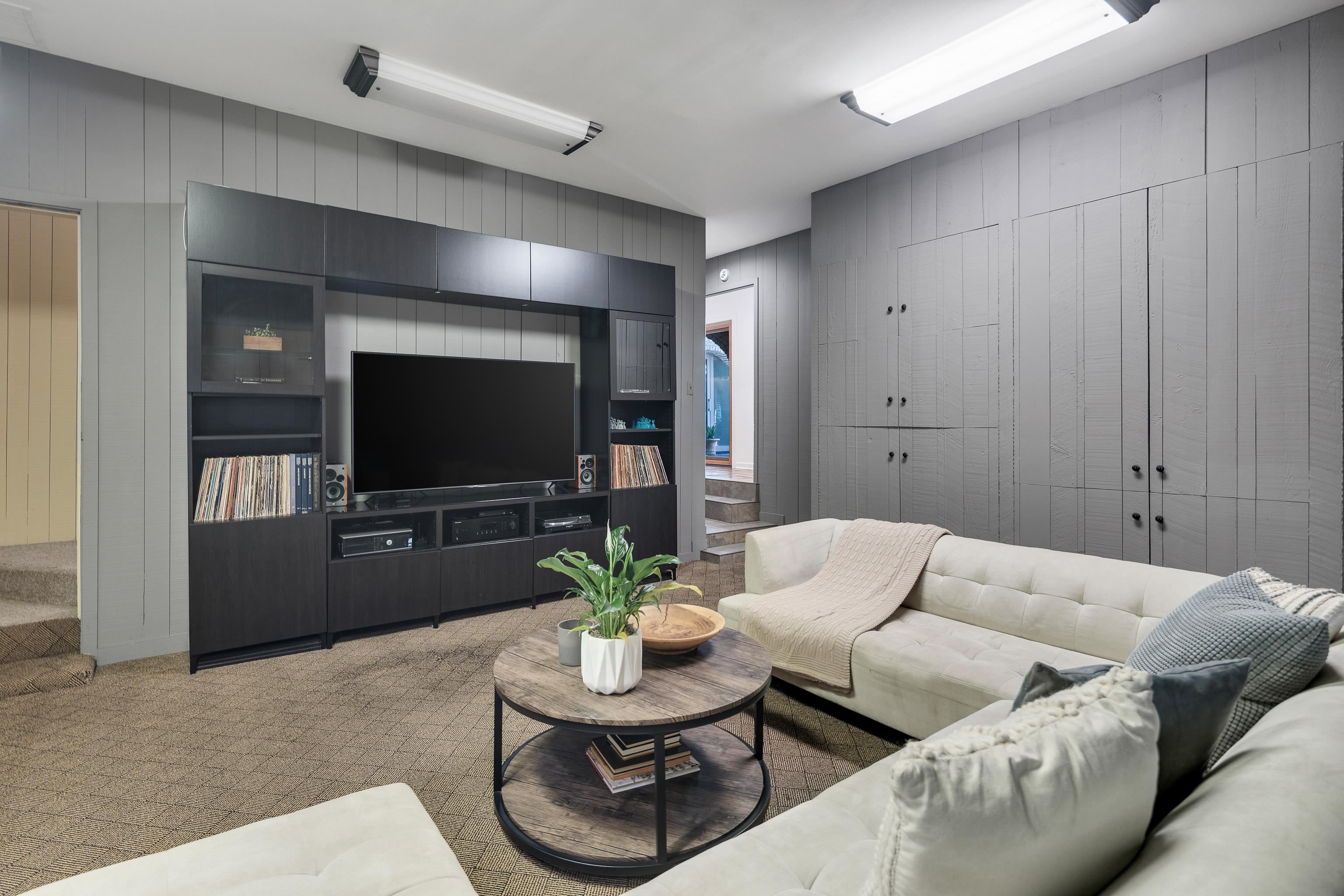 6584 BLACK THORNE CV