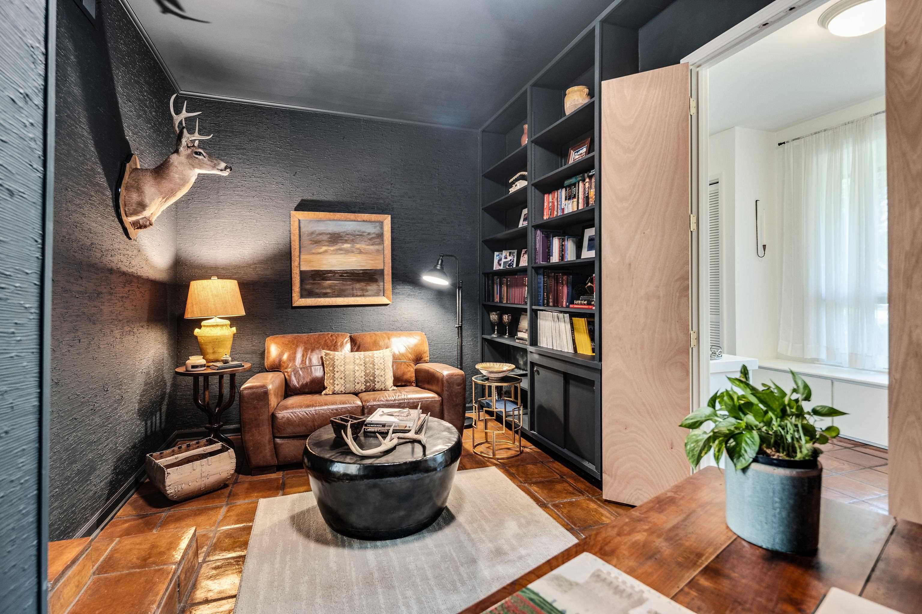 6584 BLACK THORNE CV