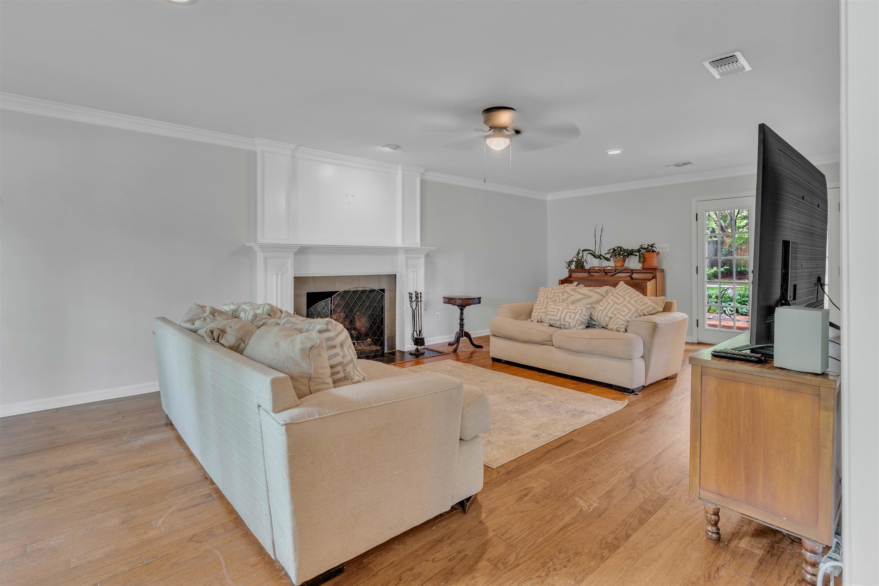 250 LOCUST GROVE DR