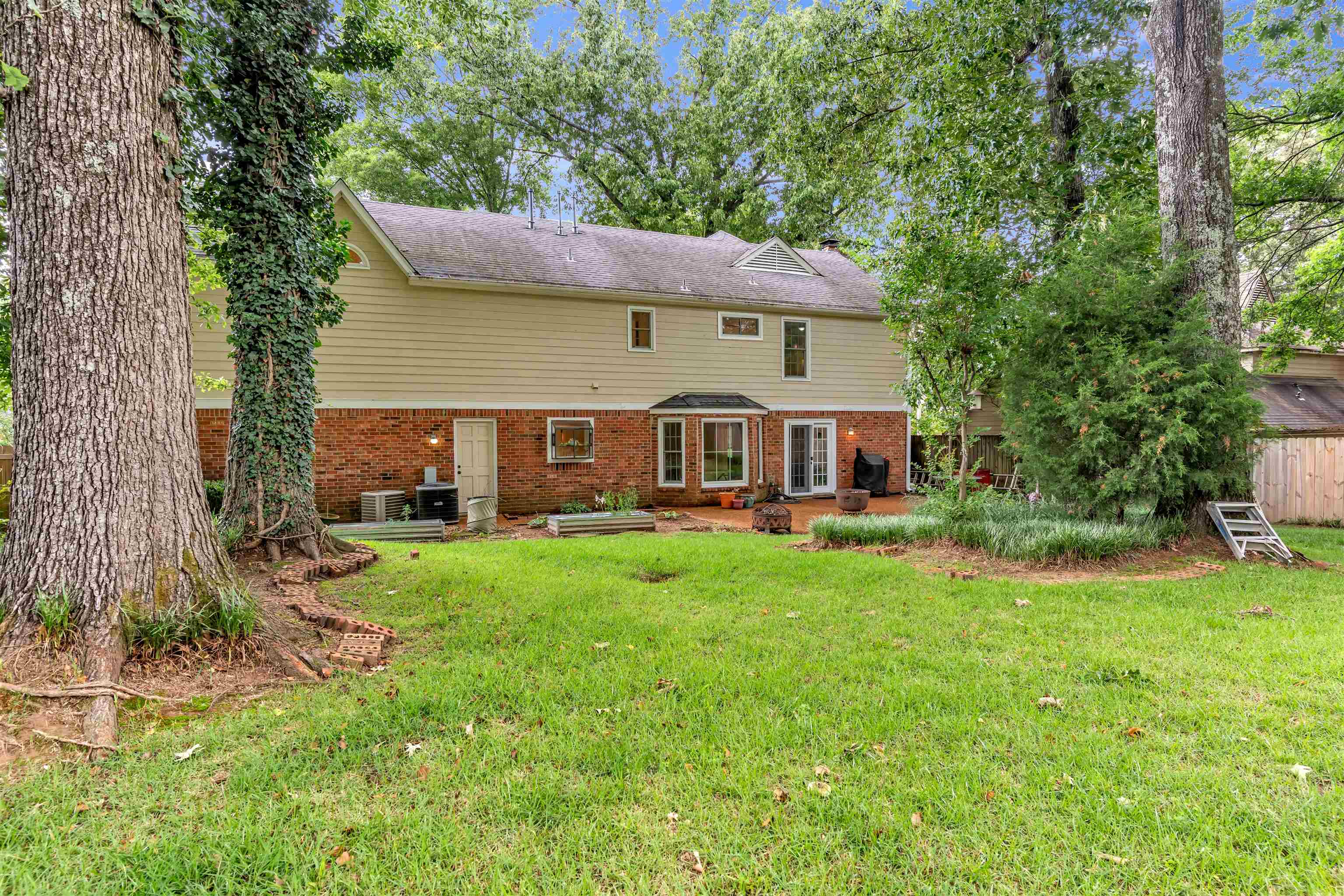 250 LOCUST GROVE DR