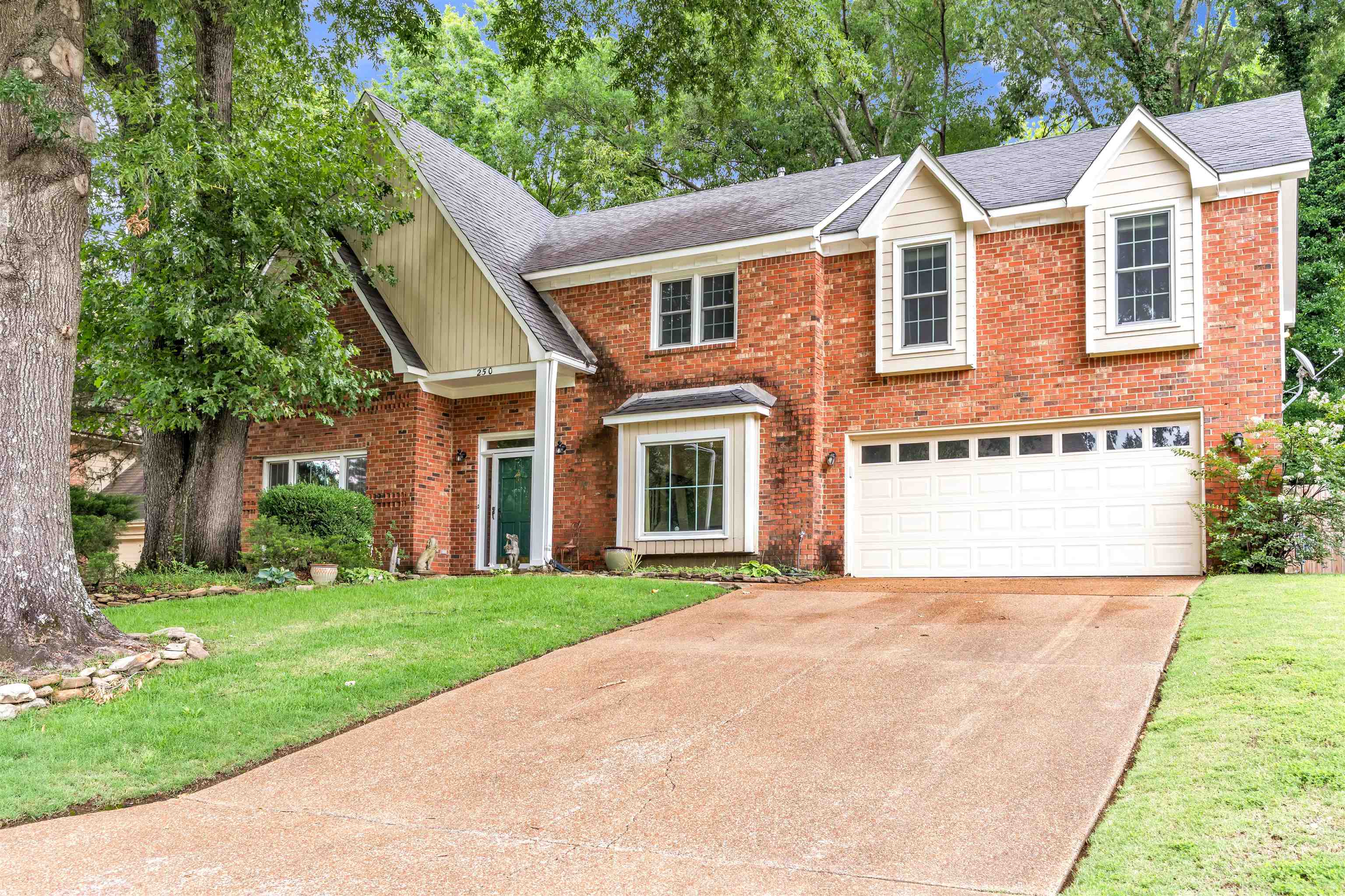 250 LOCUST GROVE DR