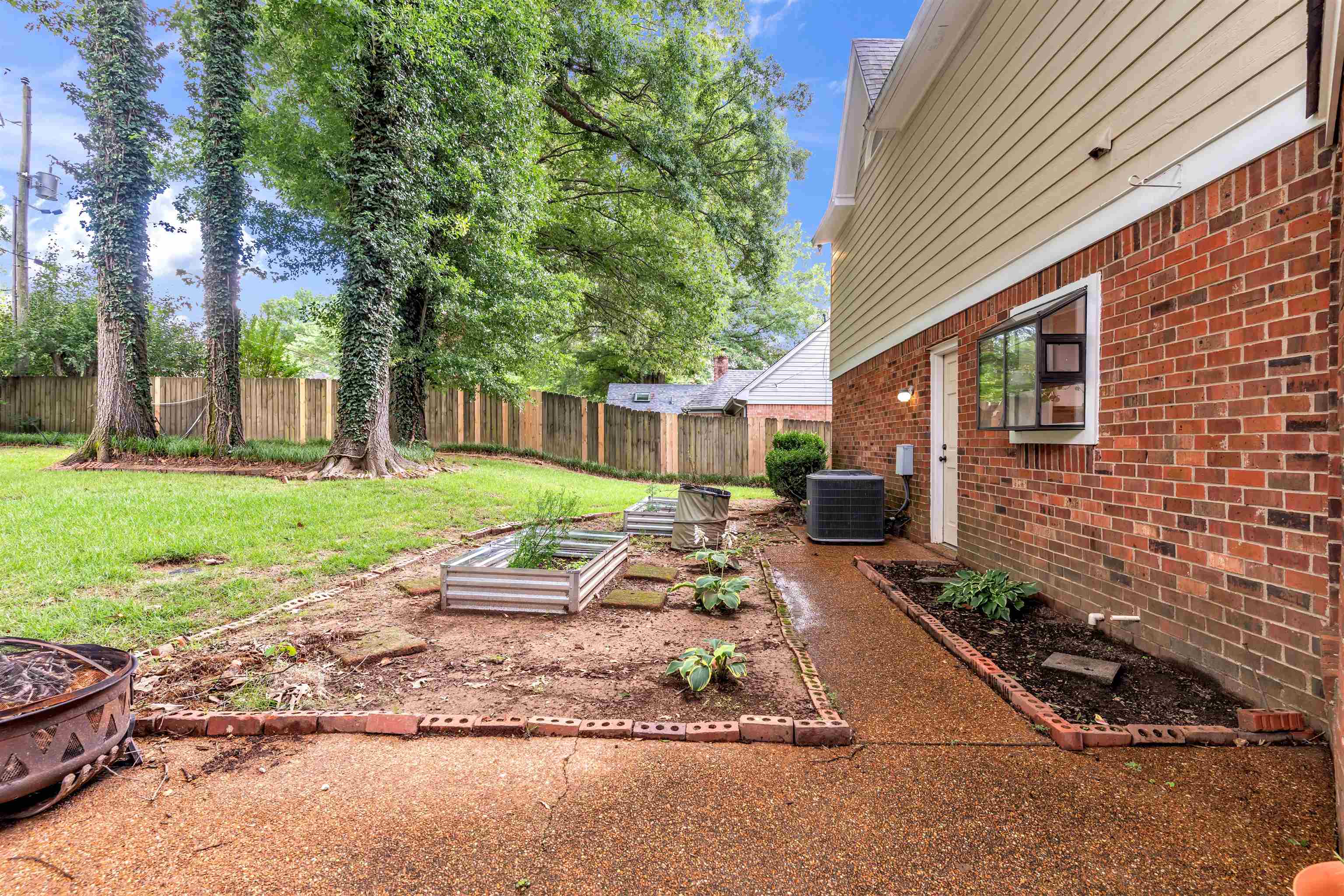 250 LOCUST GROVE DR