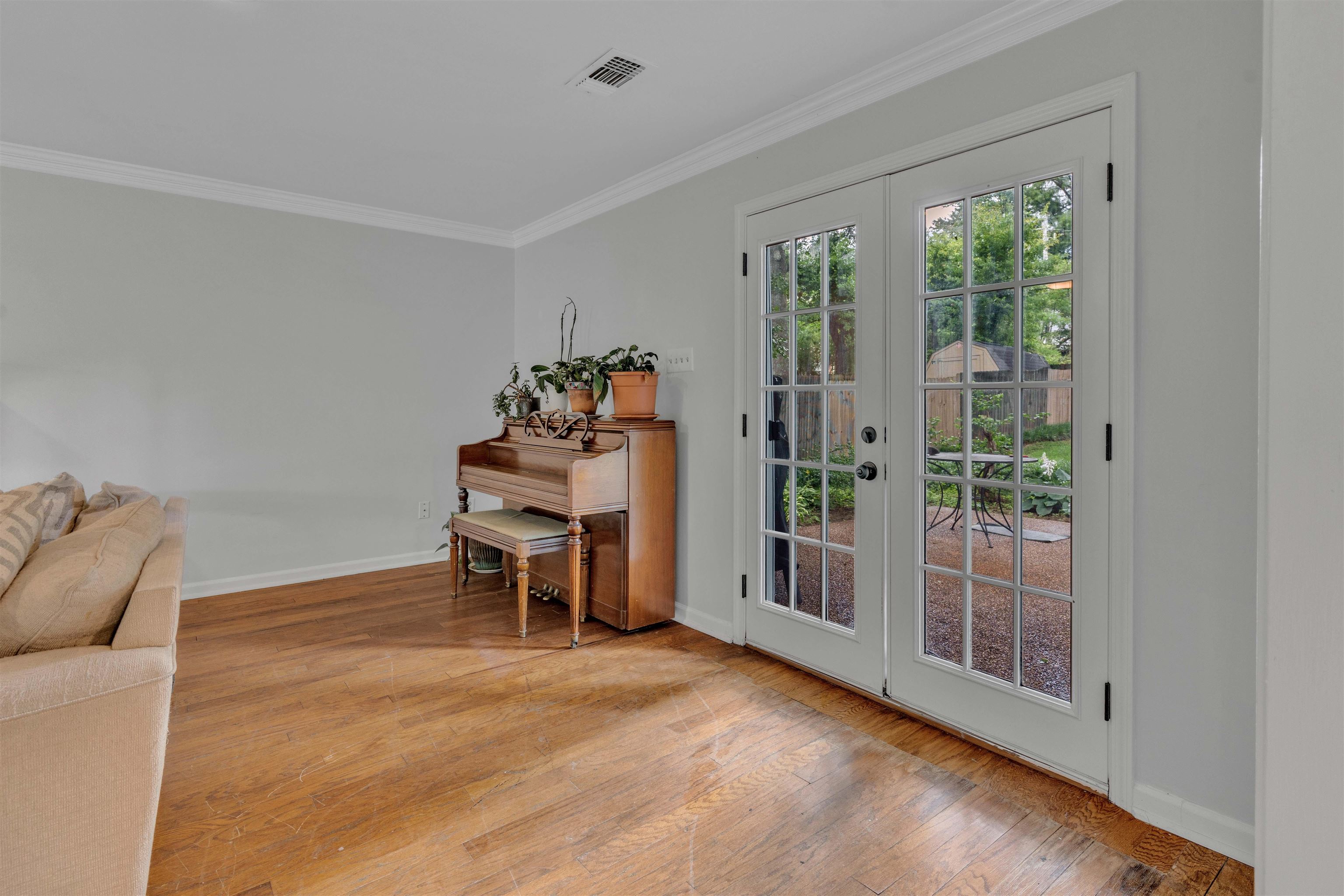 250 LOCUST GROVE DR
