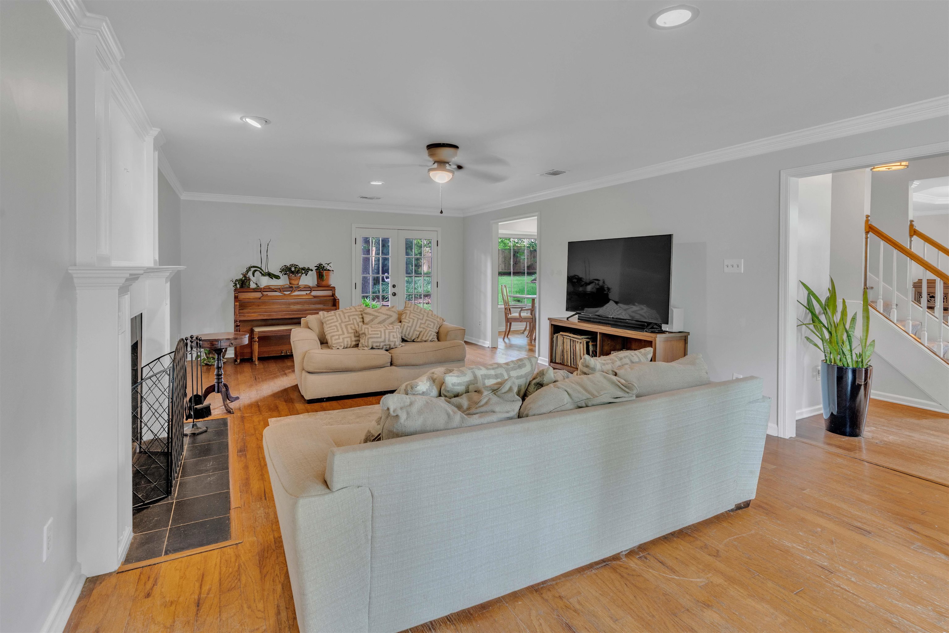 250 LOCUST GROVE DR