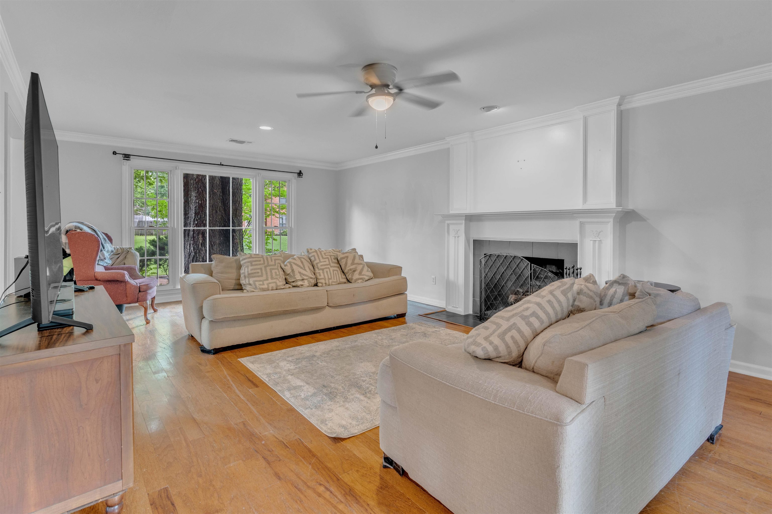 250 LOCUST GROVE DR