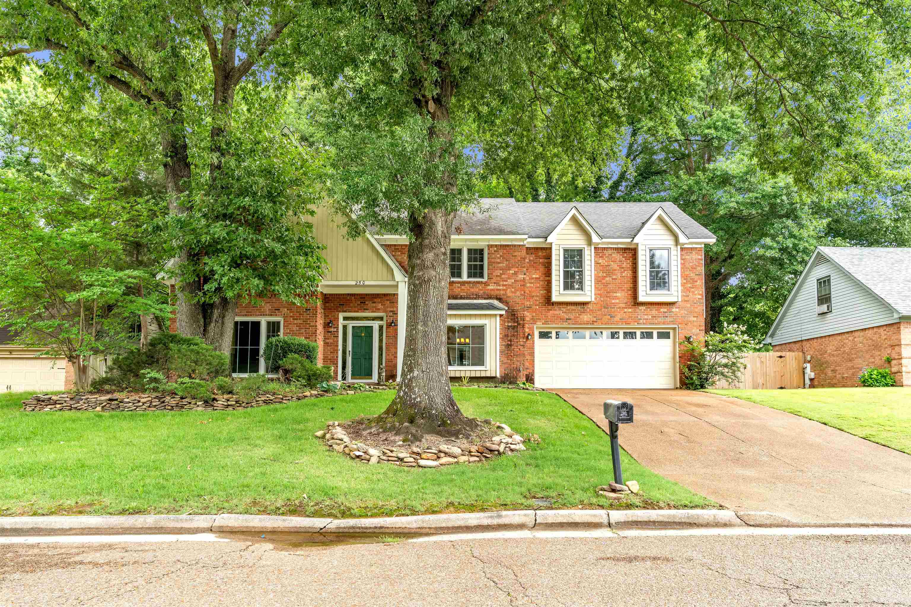 250 LOCUST GROVE DR