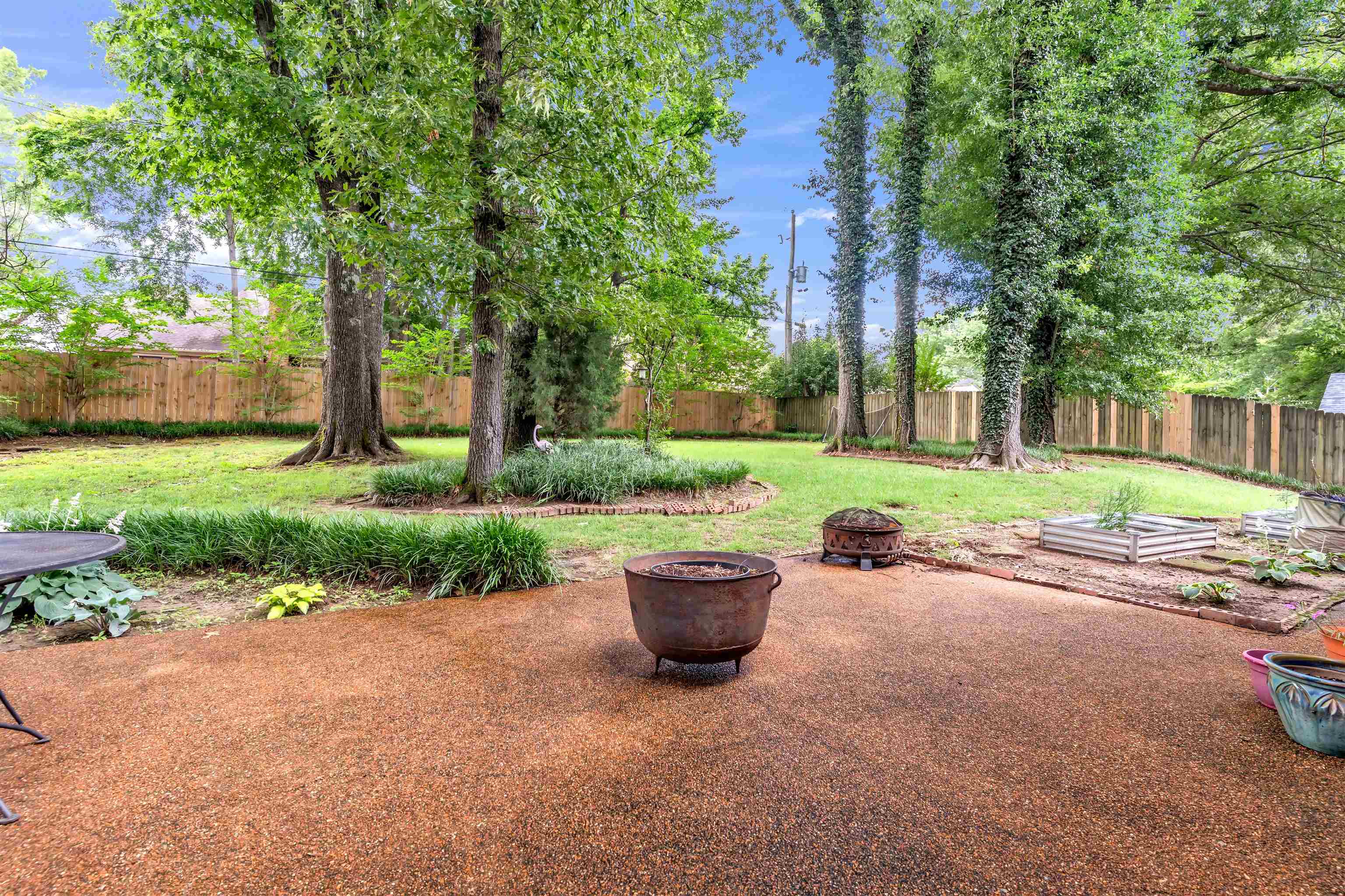 250 LOCUST GROVE DR