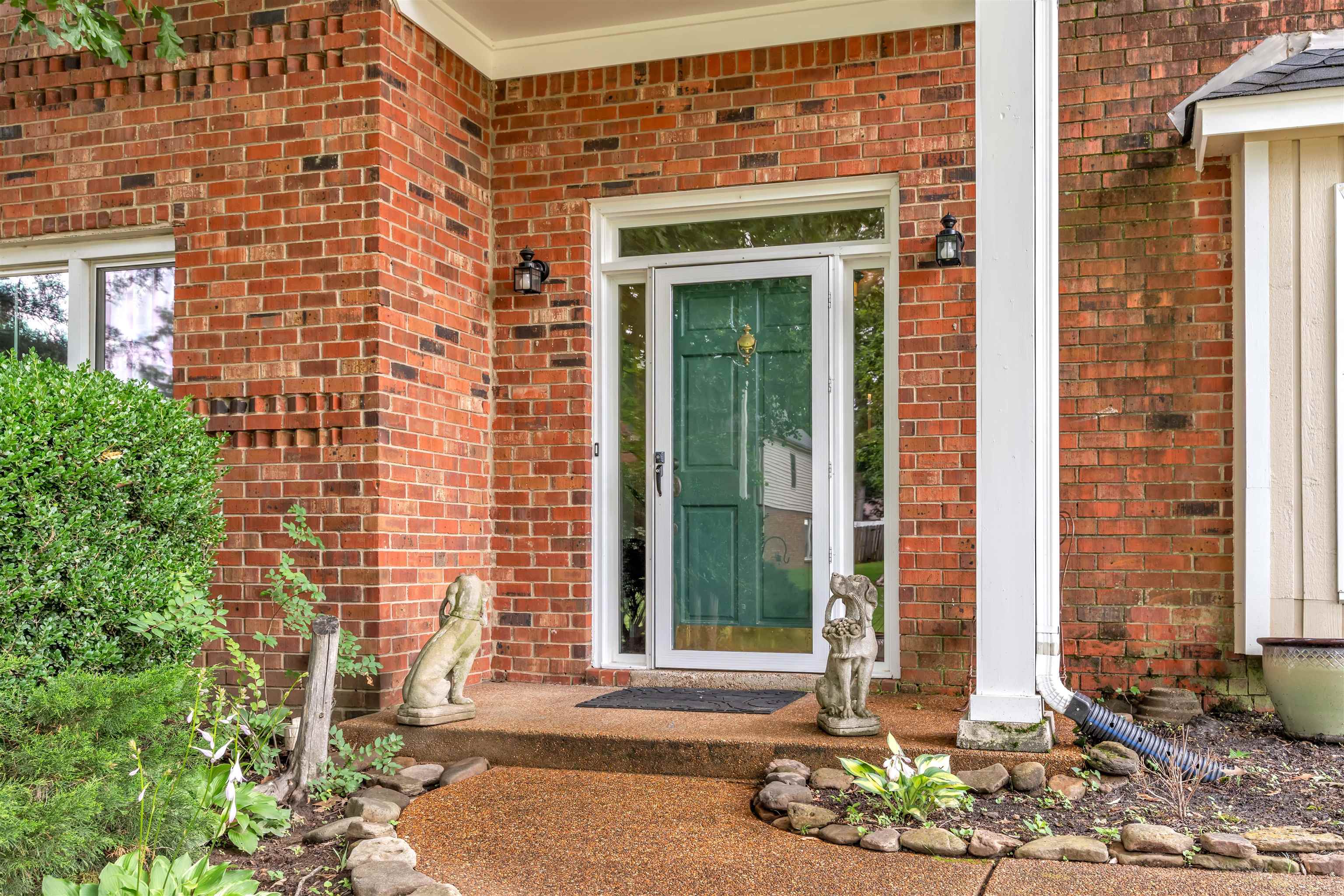250 LOCUST GROVE DR