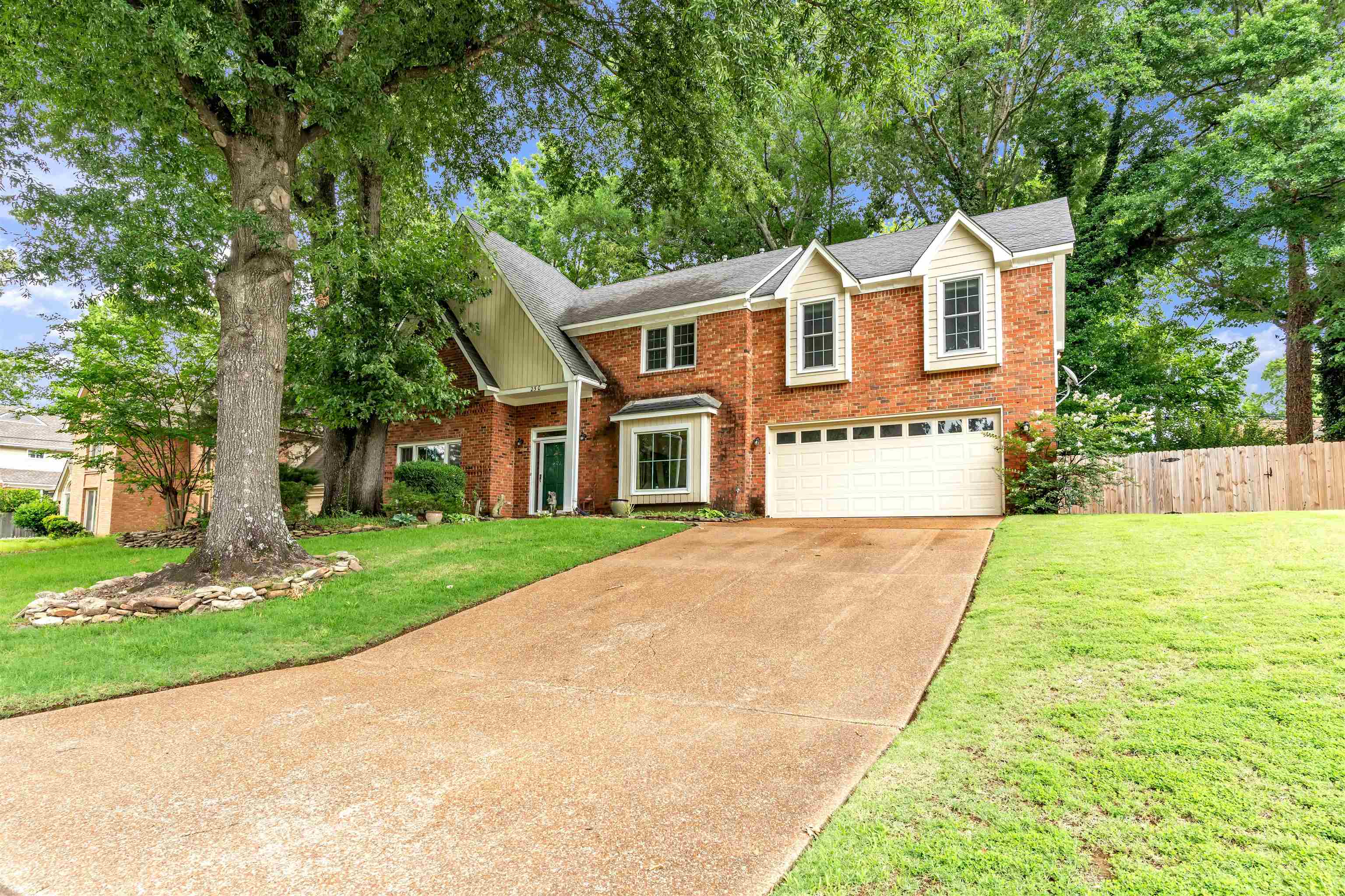250 LOCUST GROVE DR