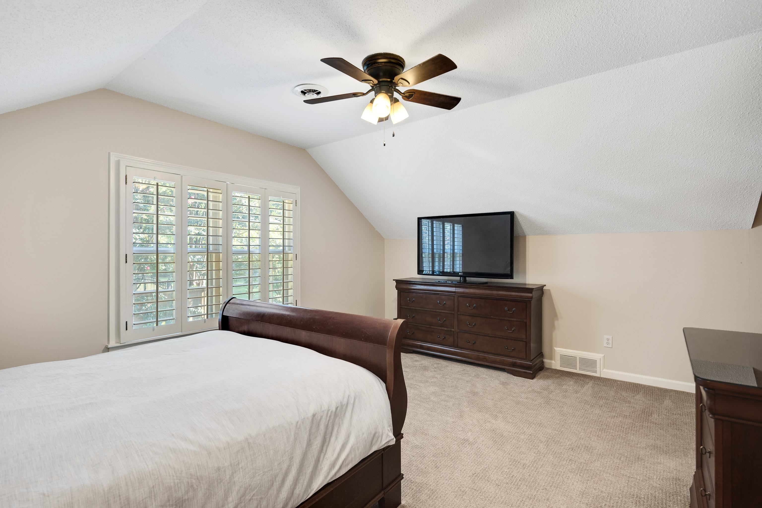 2067 BLACK OAK DR