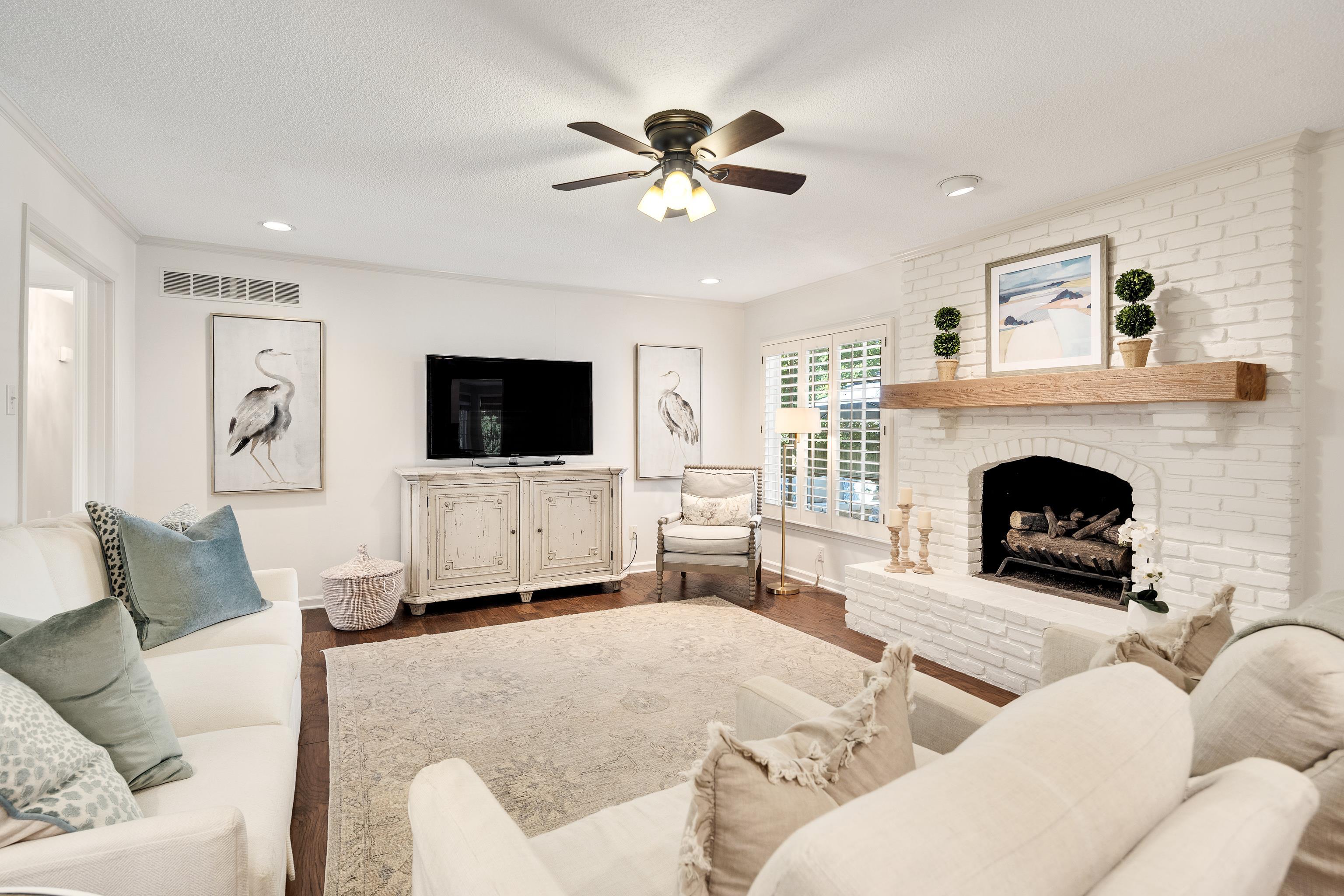 2067 BLACK OAK DR