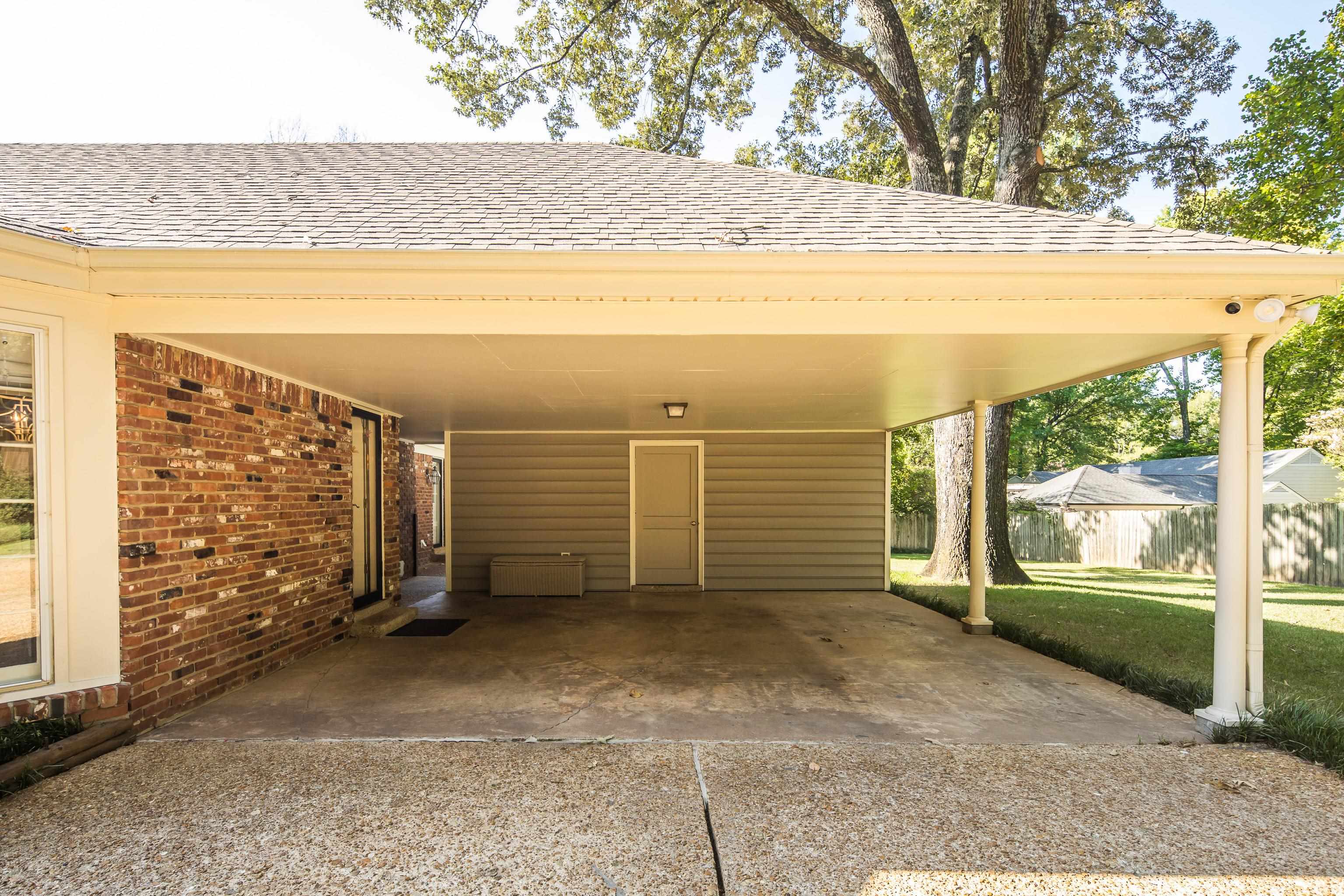 2067 BLACK OAK DR
