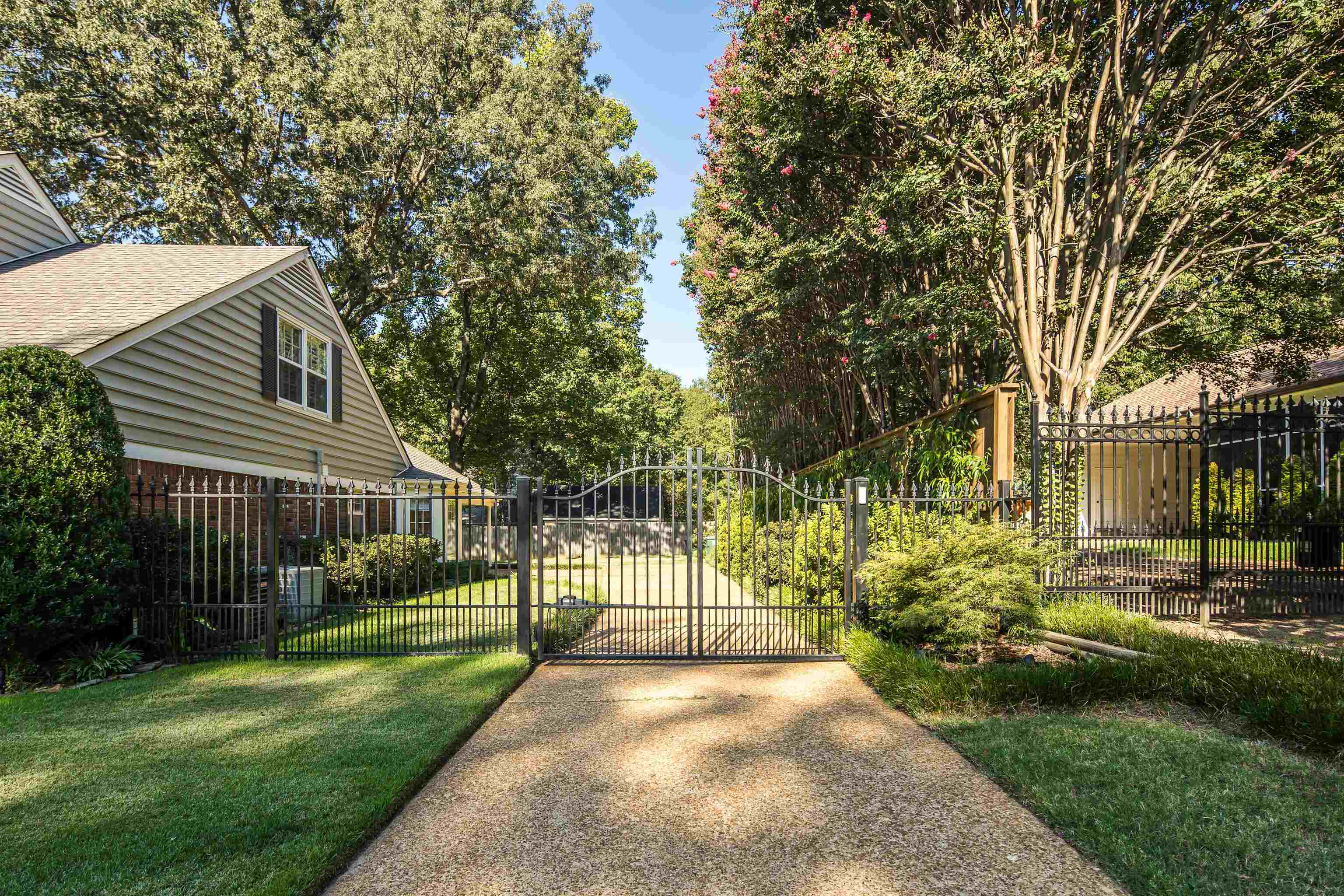 2067 BLACK OAK DR