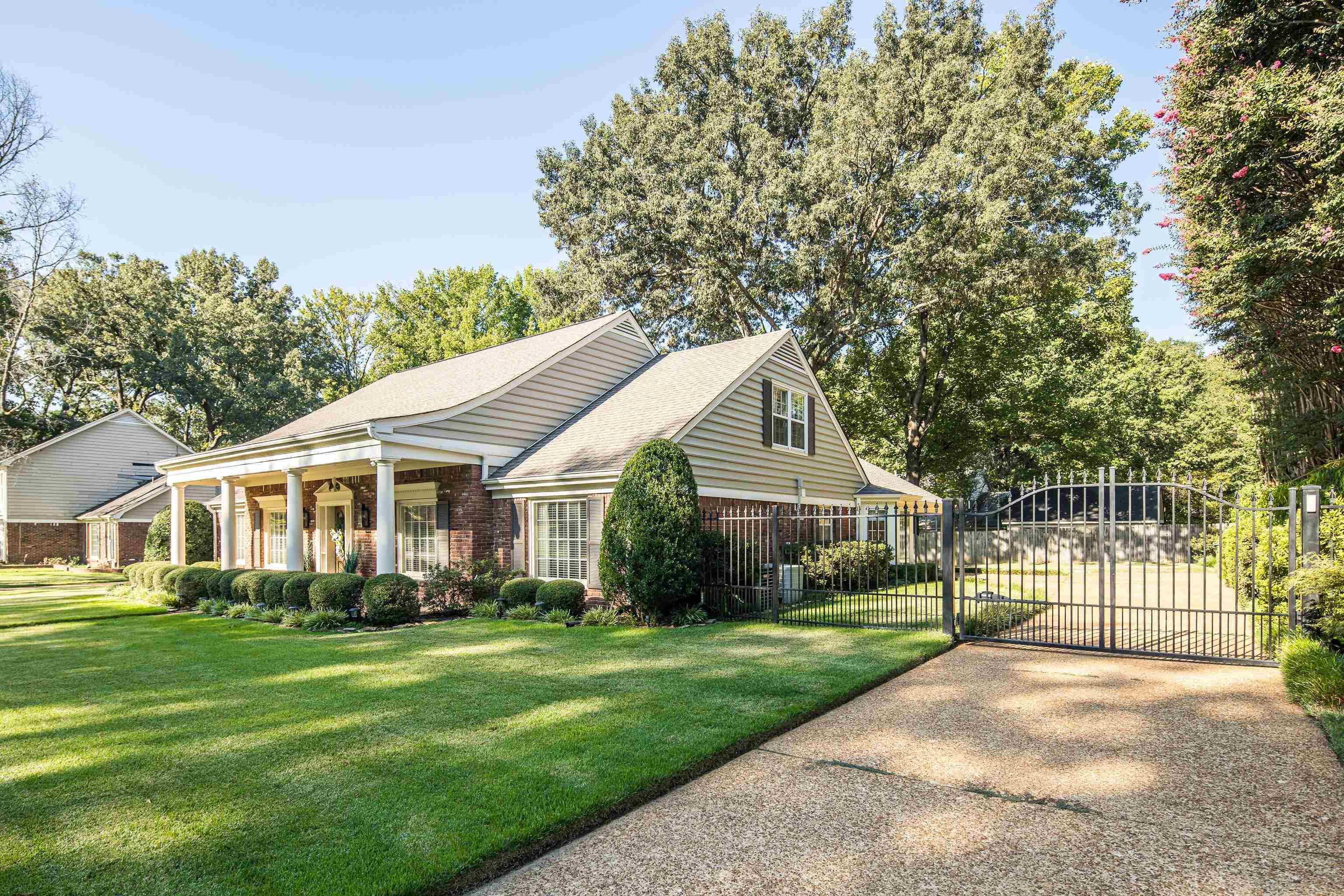 2067 BLACK OAK DR