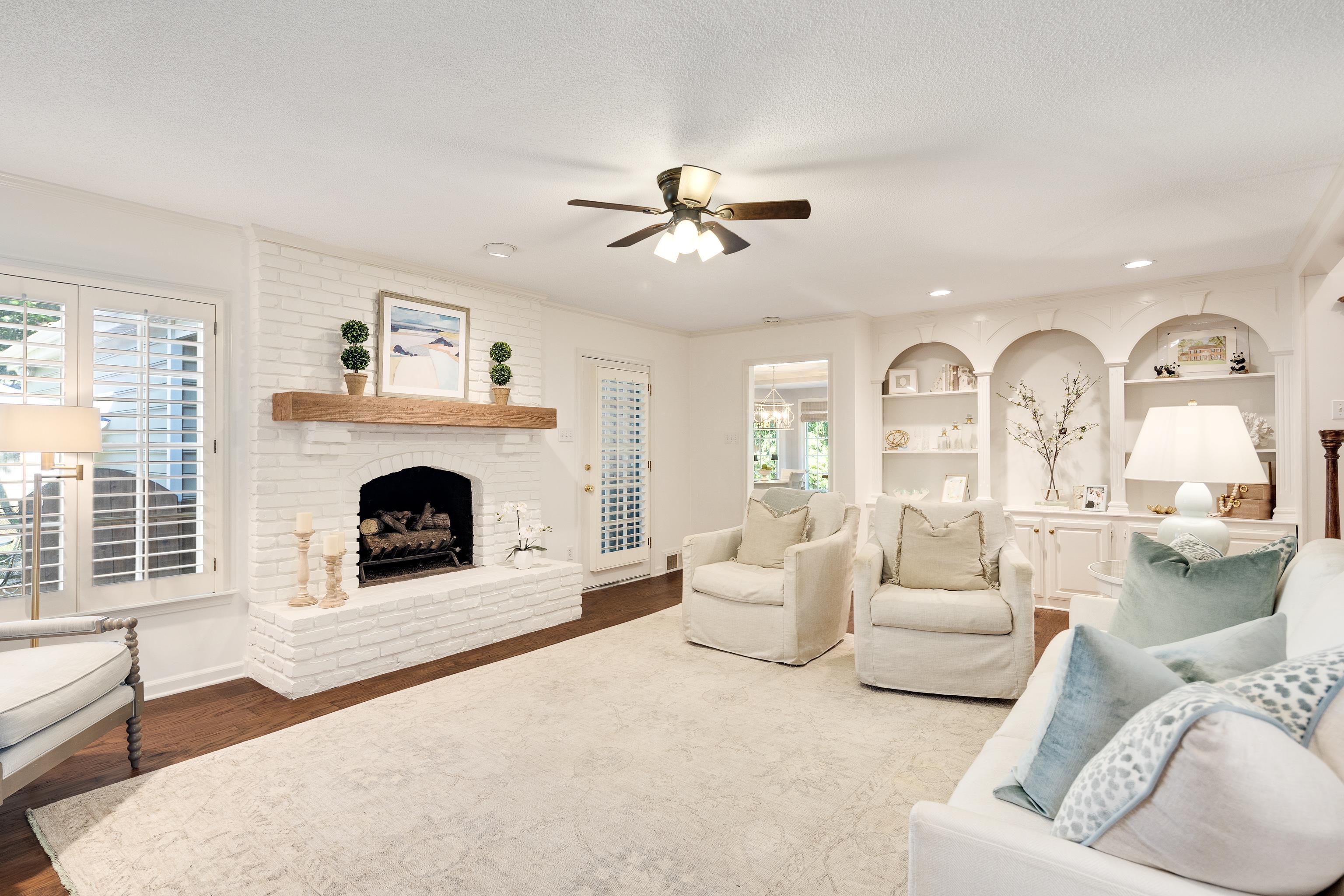 2067 BLACK OAK DR
