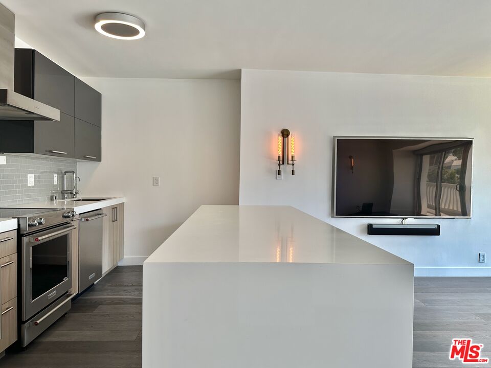 999 N DOHENY DR Unit: 612