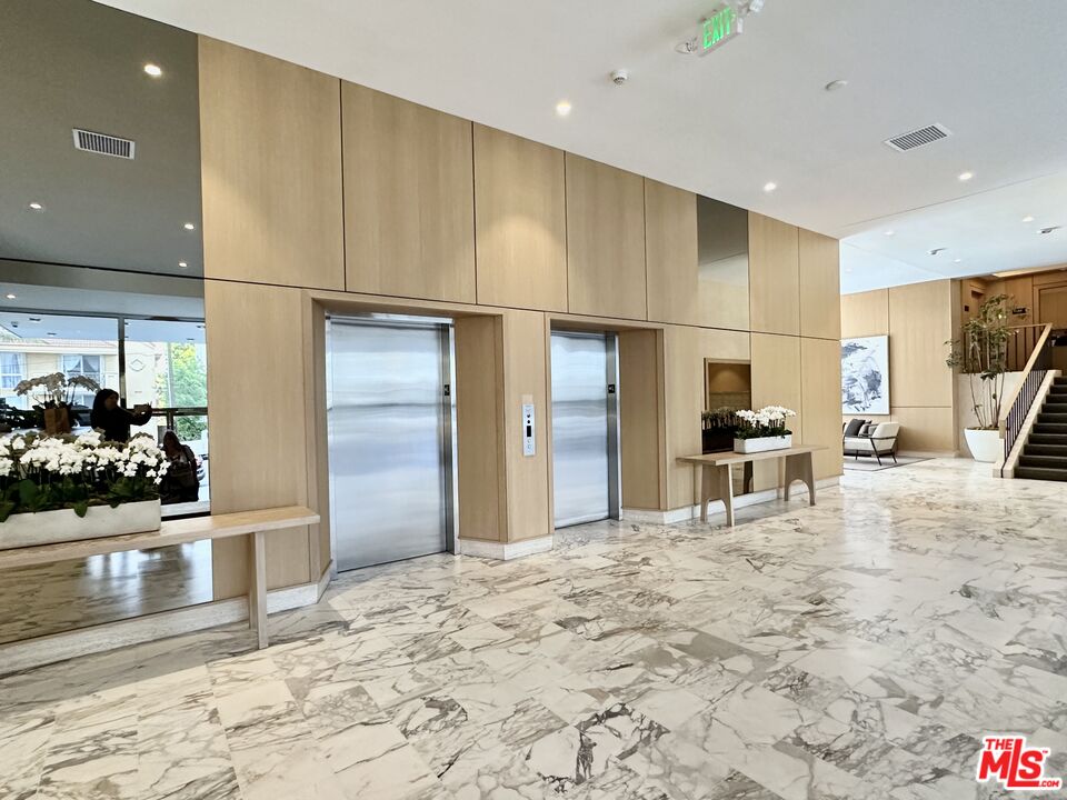 999 N DOHENY DR Unit: 612