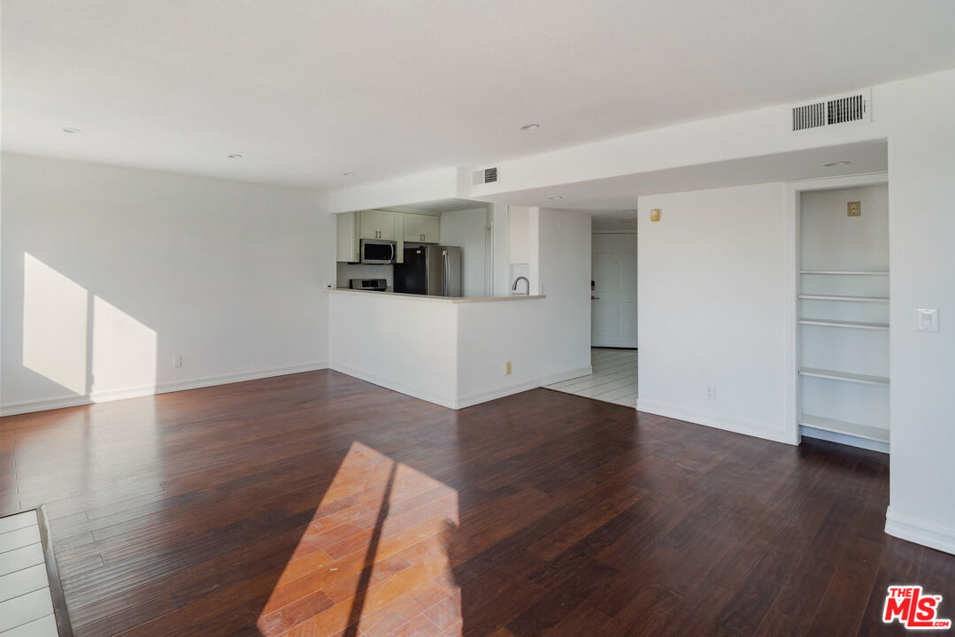 1216 S Saltair Ave Unit: 302