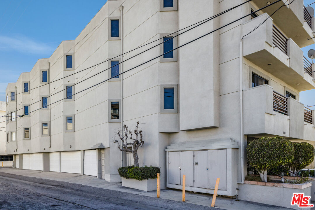 1216 S Saltair Ave Unit: 302