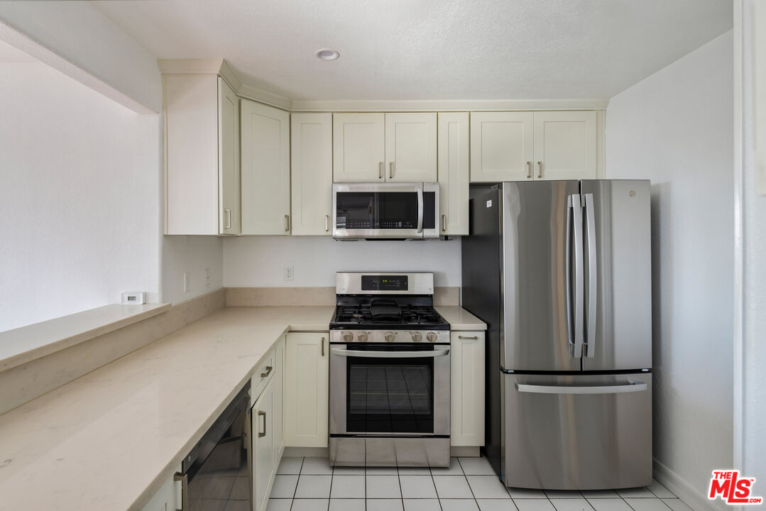 1216 S Saltair Ave Unit: 302