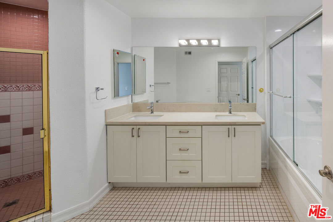 1216 S Saltair Ave Unit: 302