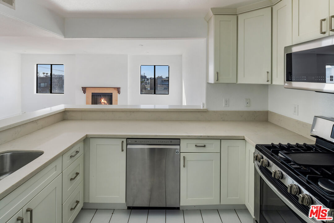 1216 S Saltair Ave Unit: 302