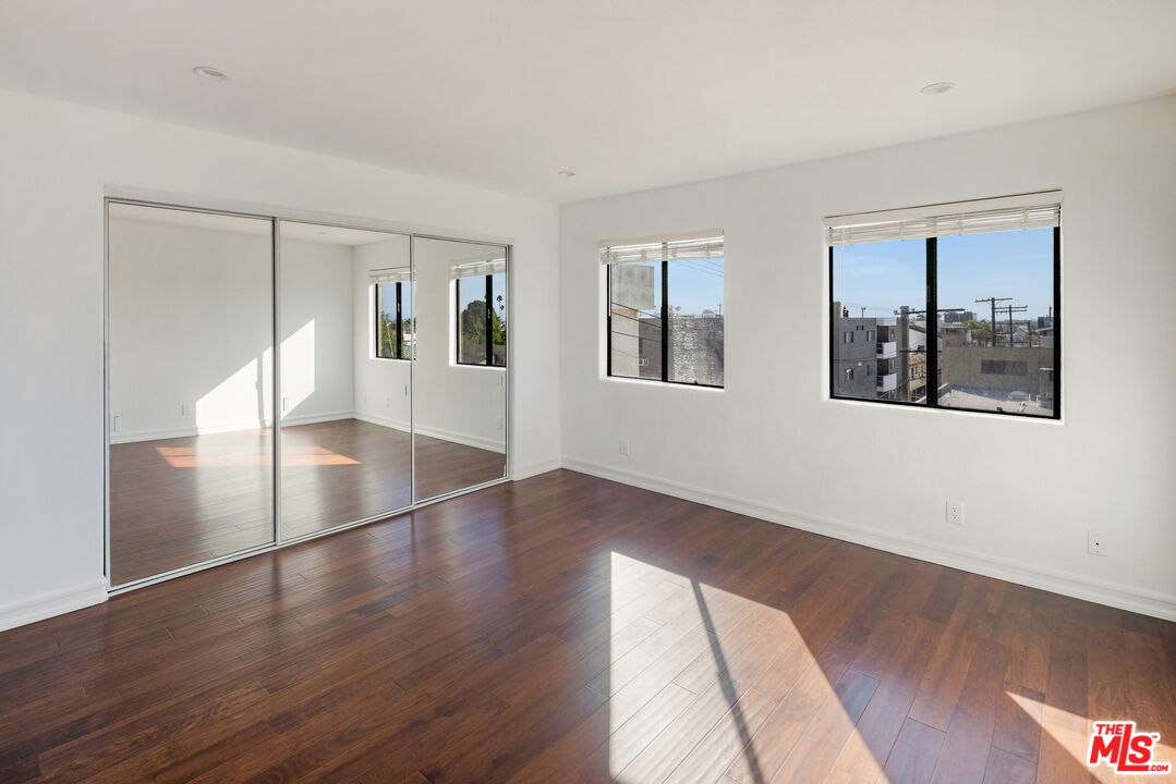 1216 S Saltair Ave Unit: 302