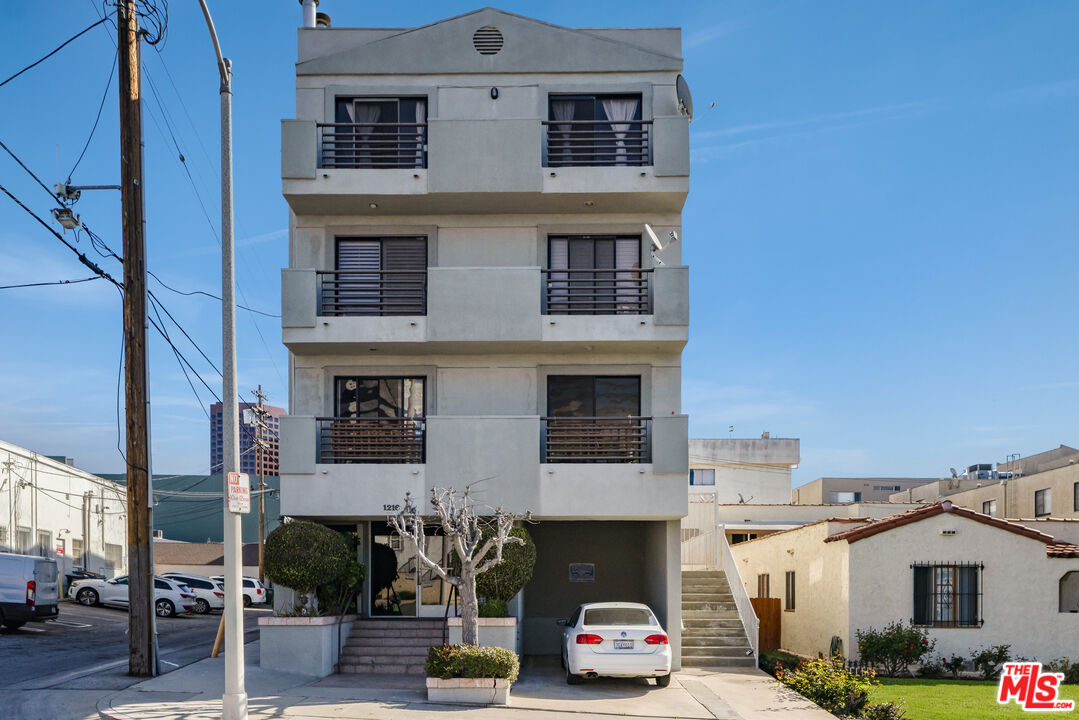 1216 S Saltair Ave Unit: 302