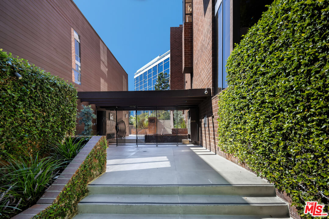 1033 Carol Dr Unit: 305