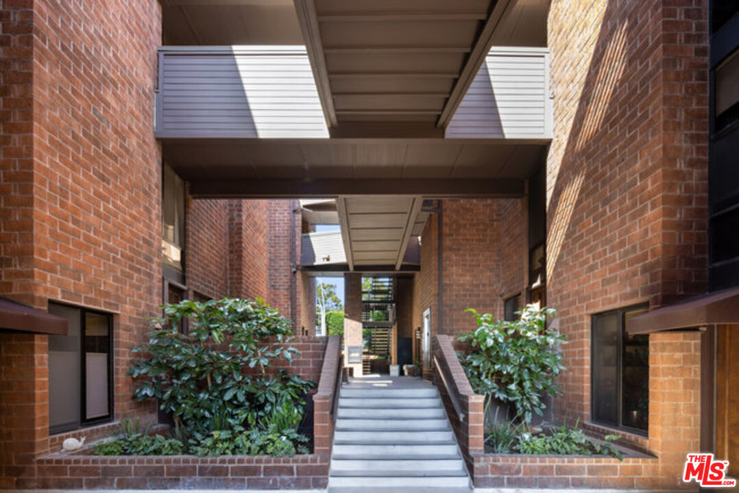 1033 Carol Dr Unit: 305