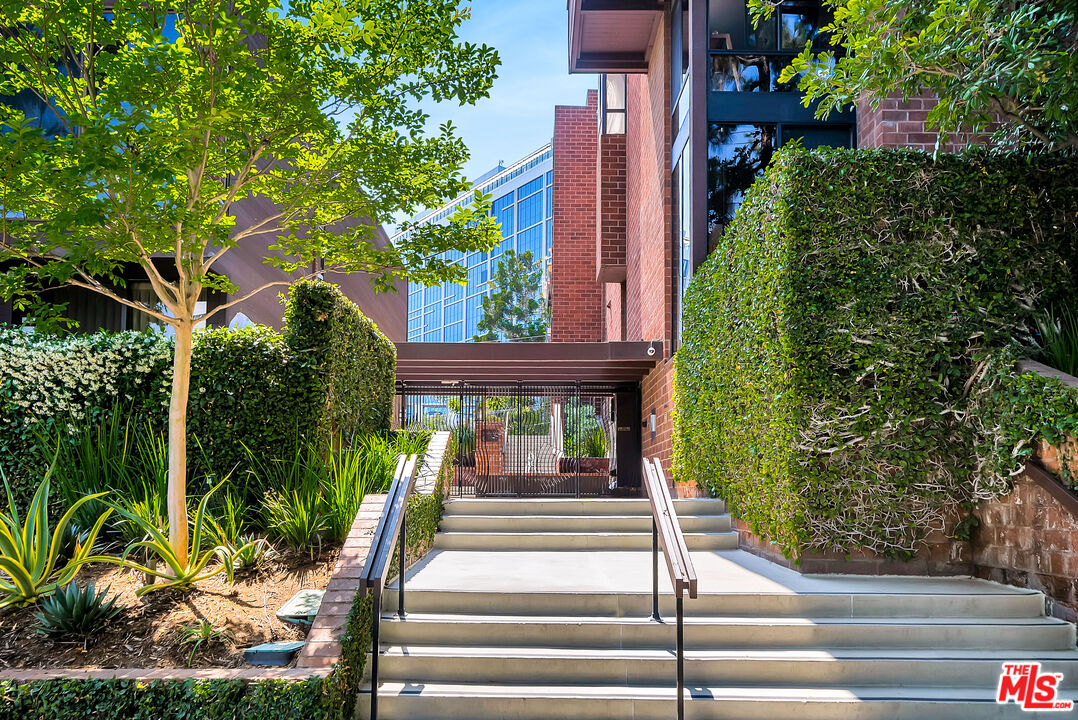 1033 Carol Dr Unit: 305