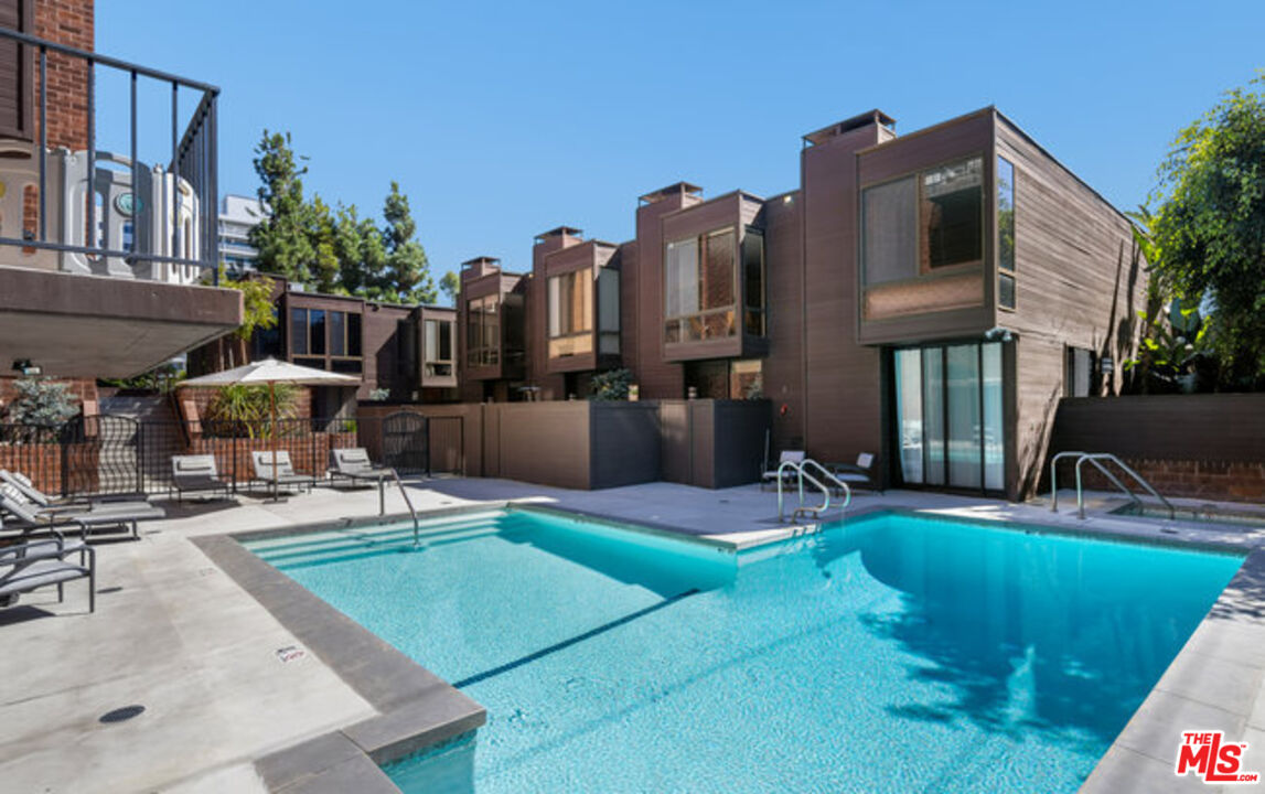 1033 Carol Dr Unit: 305