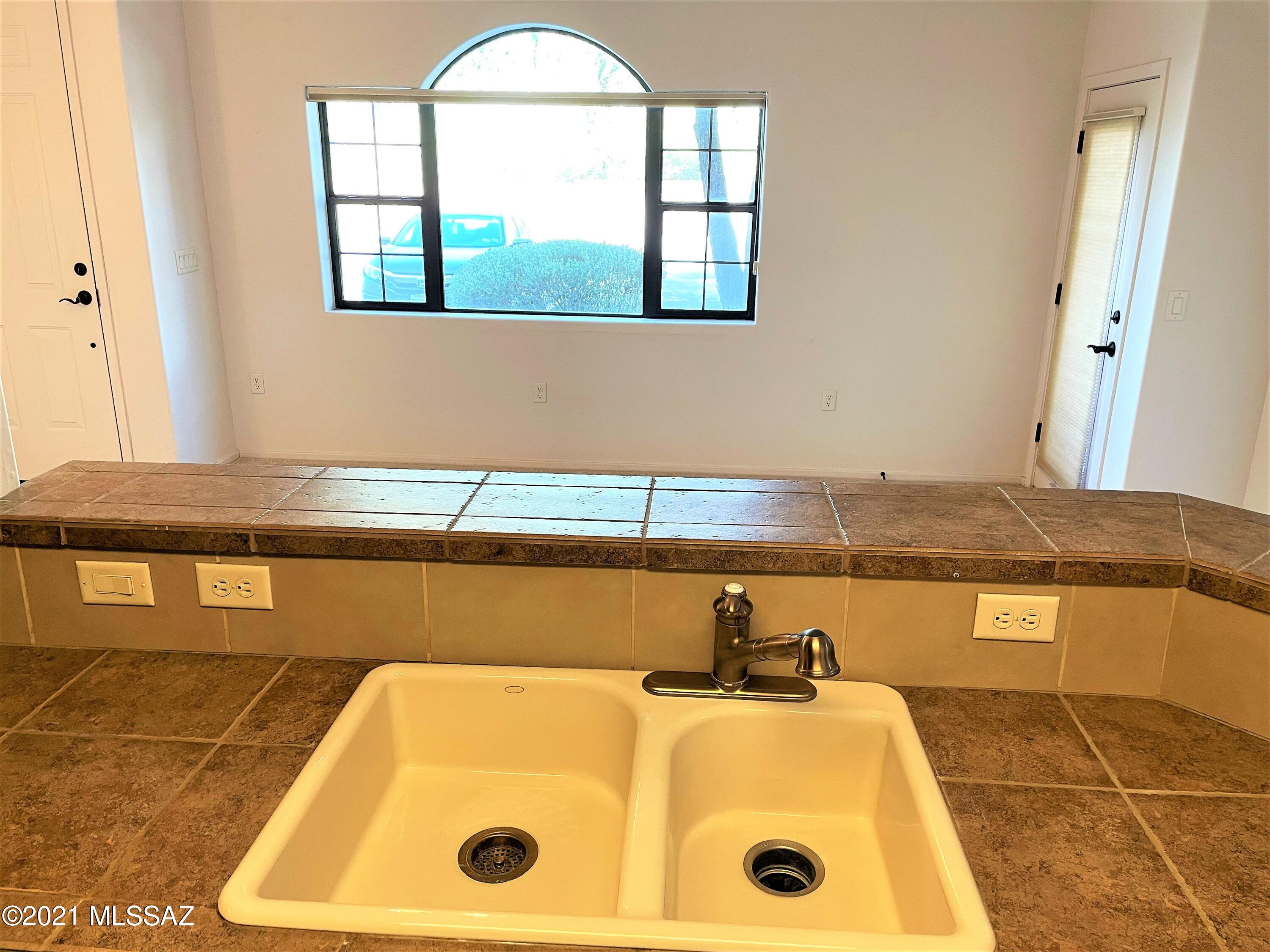 2024 E River Road Unit: 100