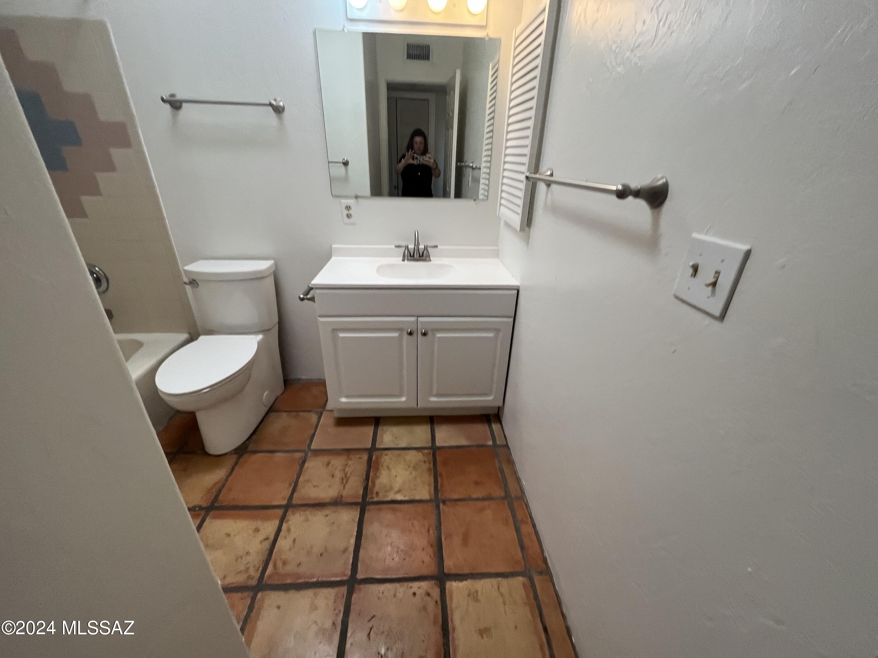 2622 E Edison Street