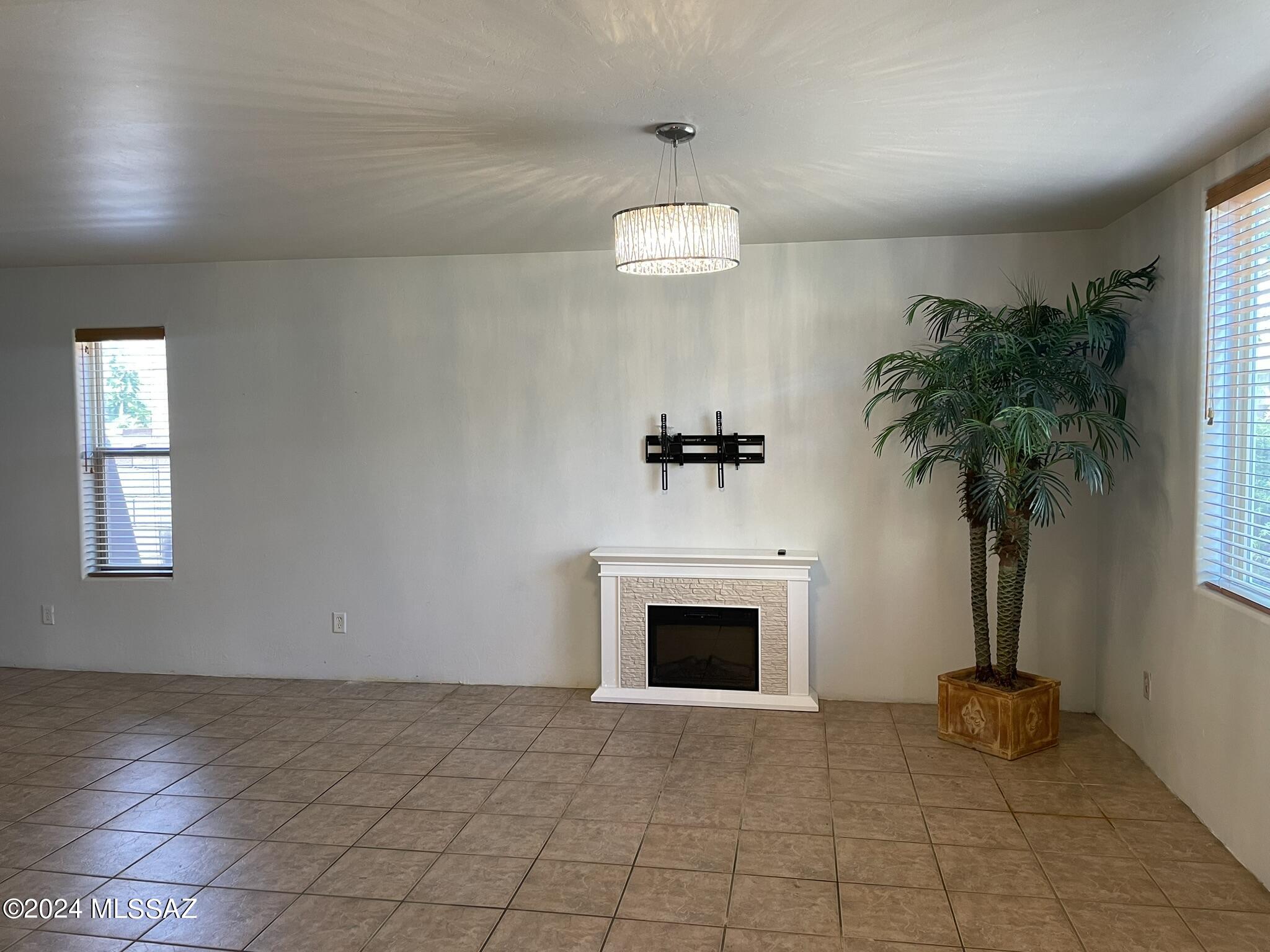 2944 N Cardell Circle