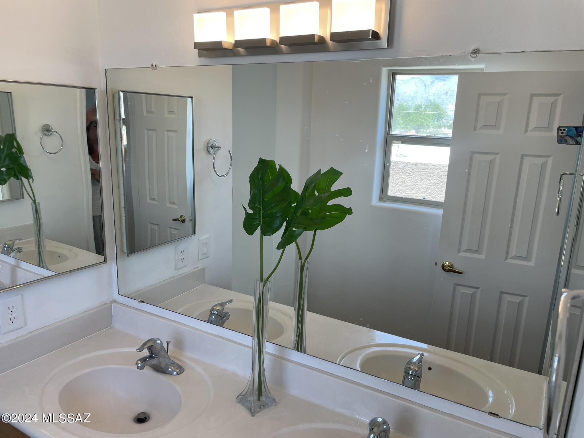 2944 N Cardell Circle