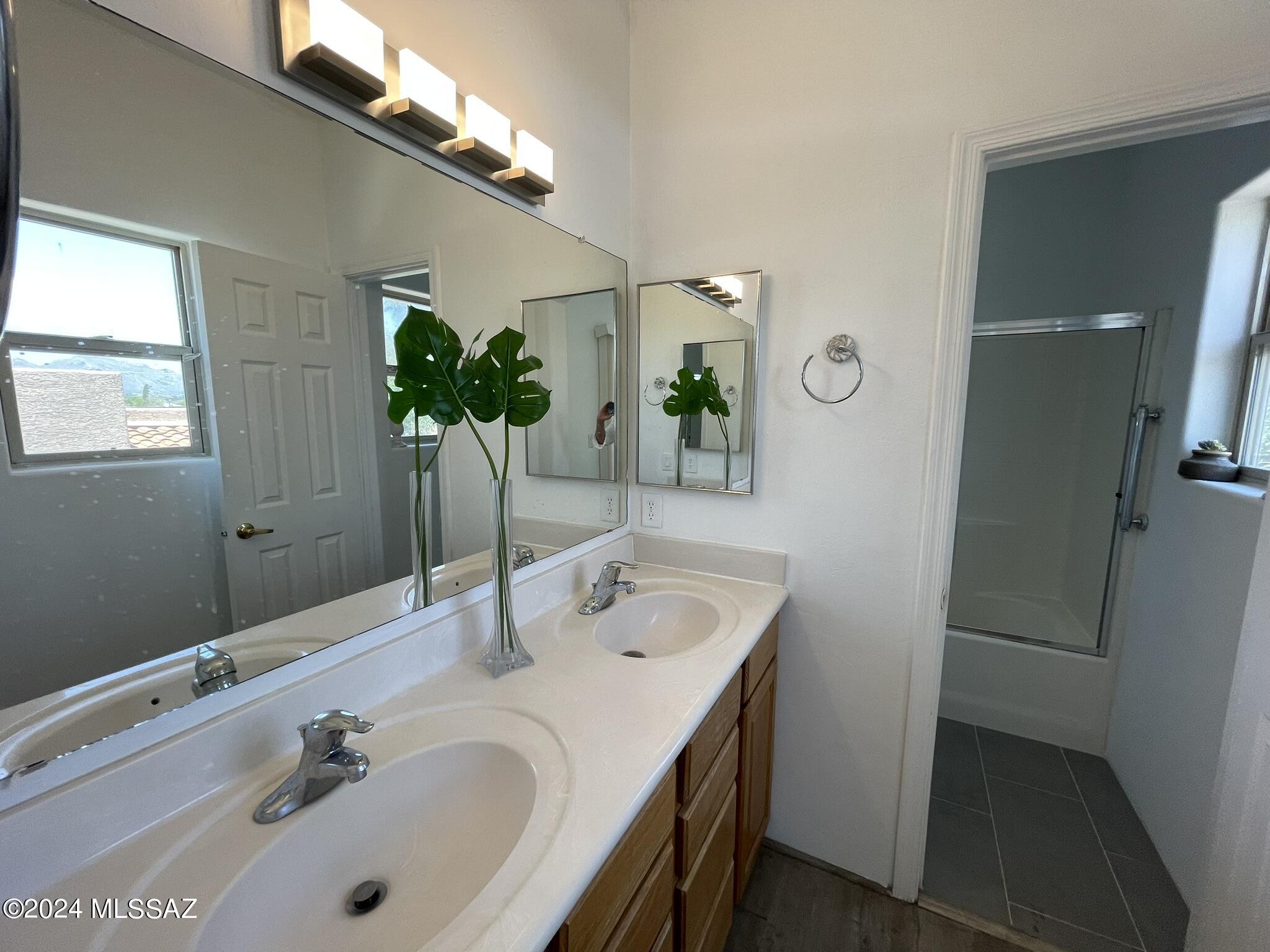 2944 N Cardell Circle