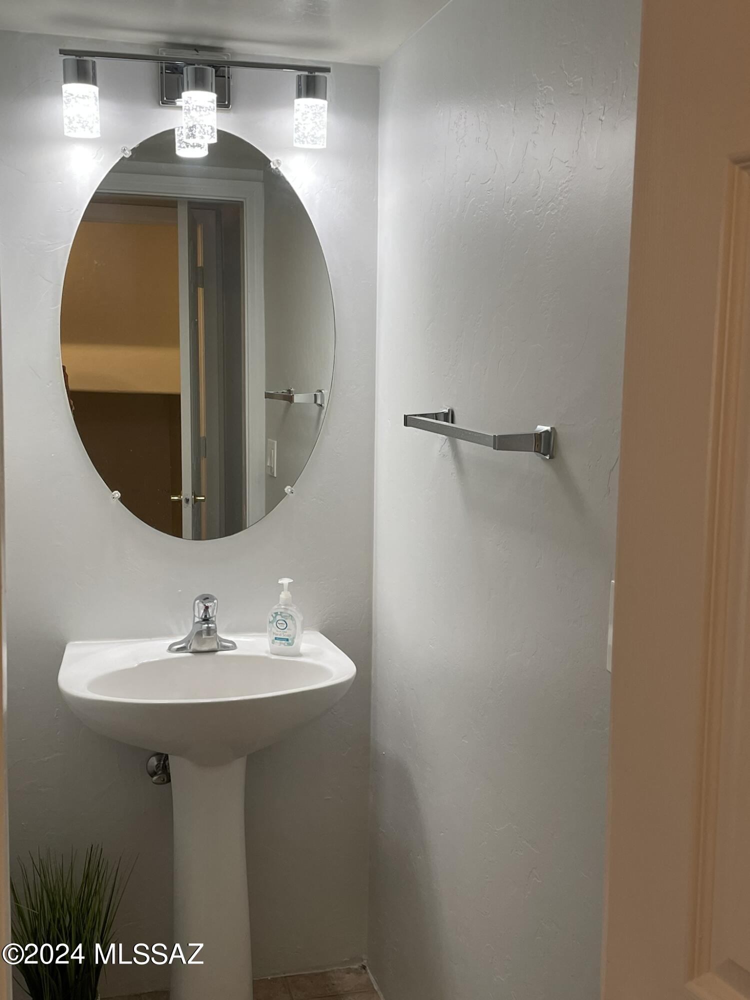 2944 N Cardell Circle